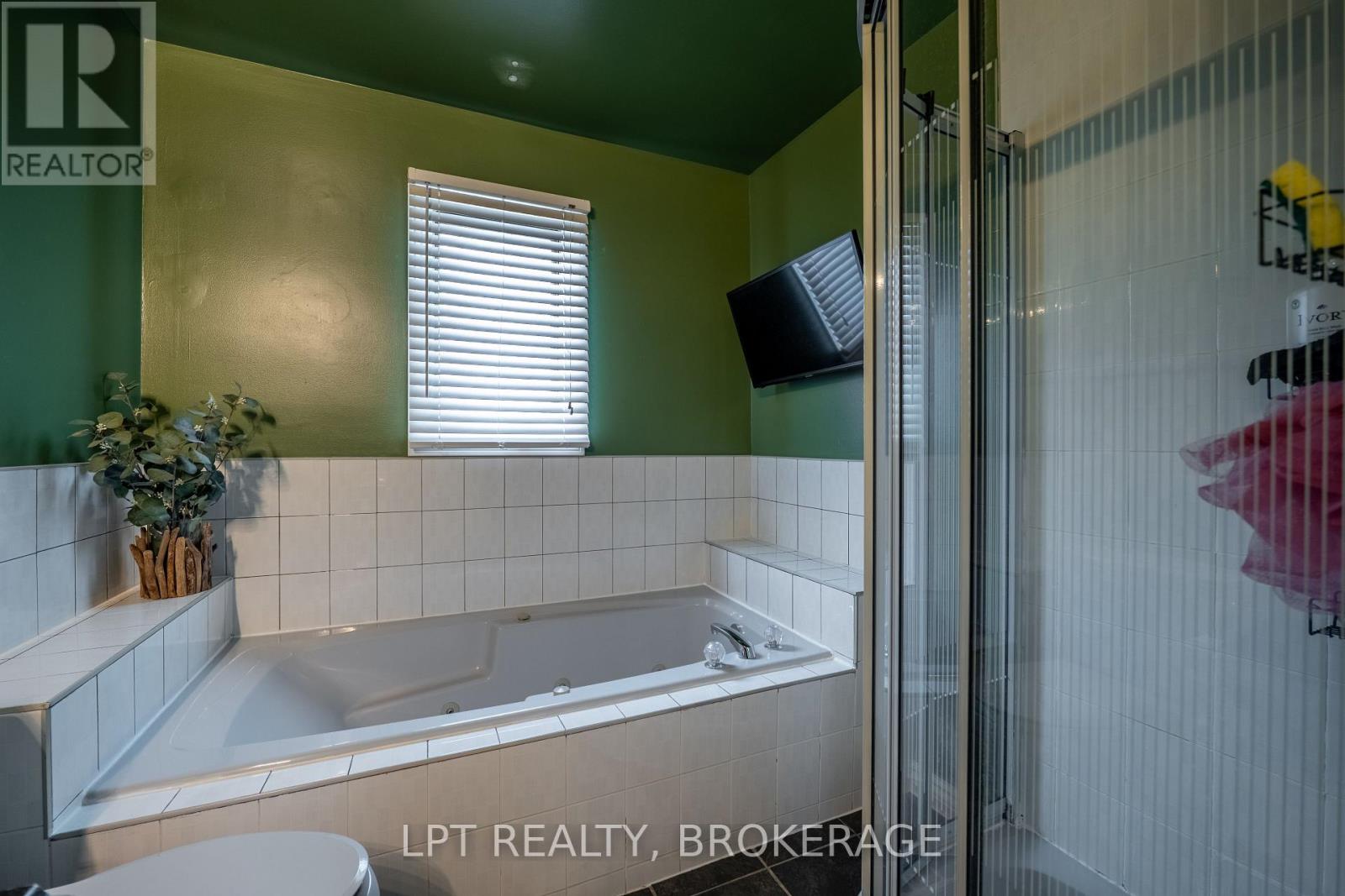 697 Macdonald Drive, Gananoque, Ontario  K7G 3C4 - Photo 12 - X12472432