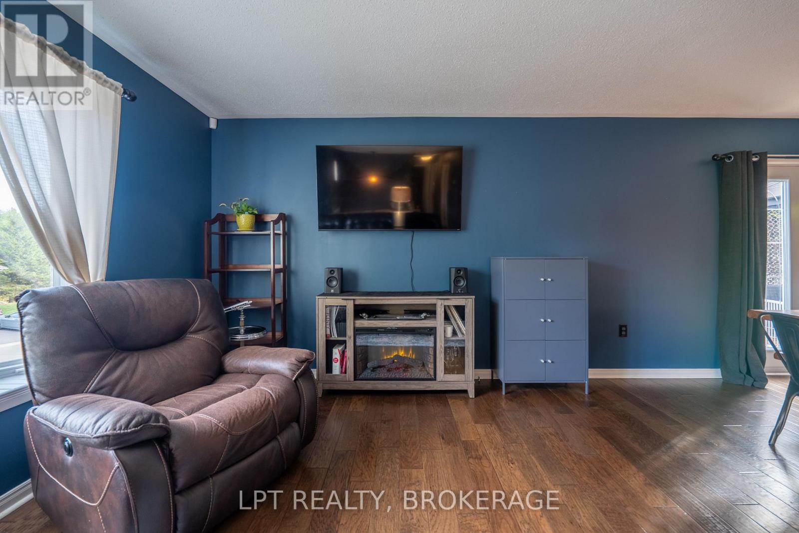 697 Macdonald Drive, Gananoque, Ontario  K7G 3C4 - Photo 3 - X12472432