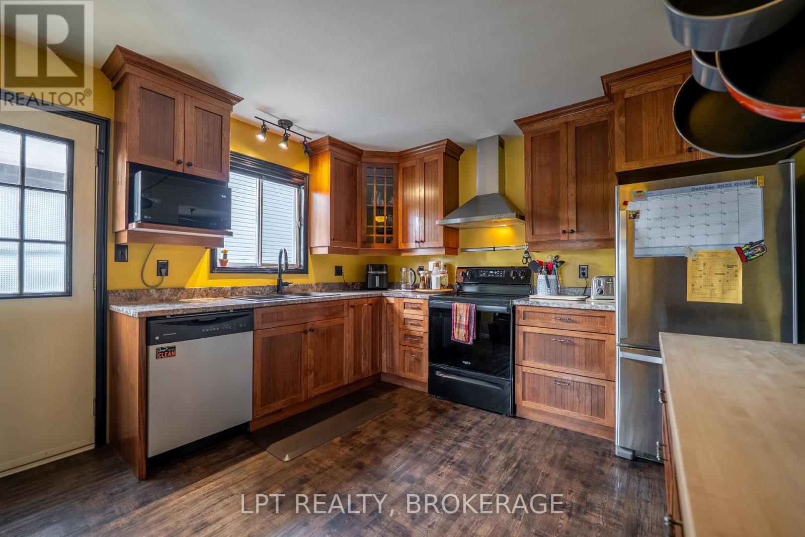 697 Macdonald Drive, Gananoque, Ontario  K7G 3C4 - Photo 8 - X12472432