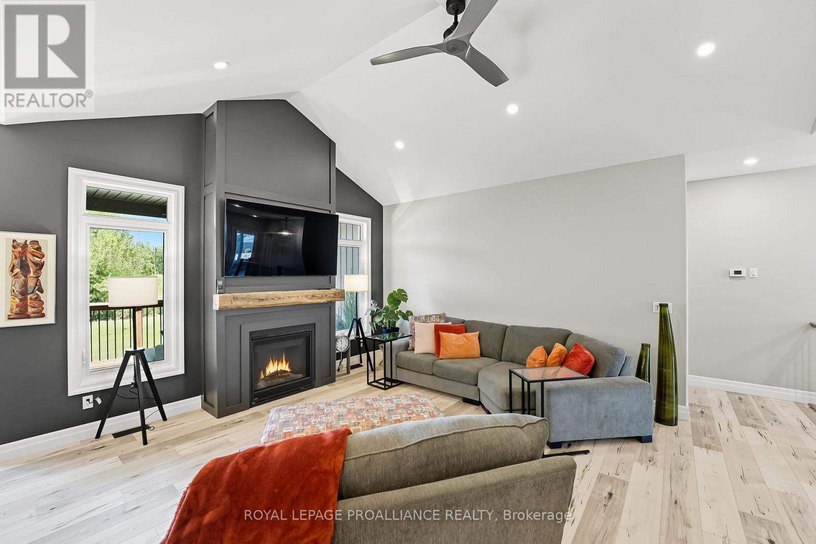 19 Ambrosia Terrace, Quinte West, Ontario  K8V 0G6 - Photo 12 - X12472508