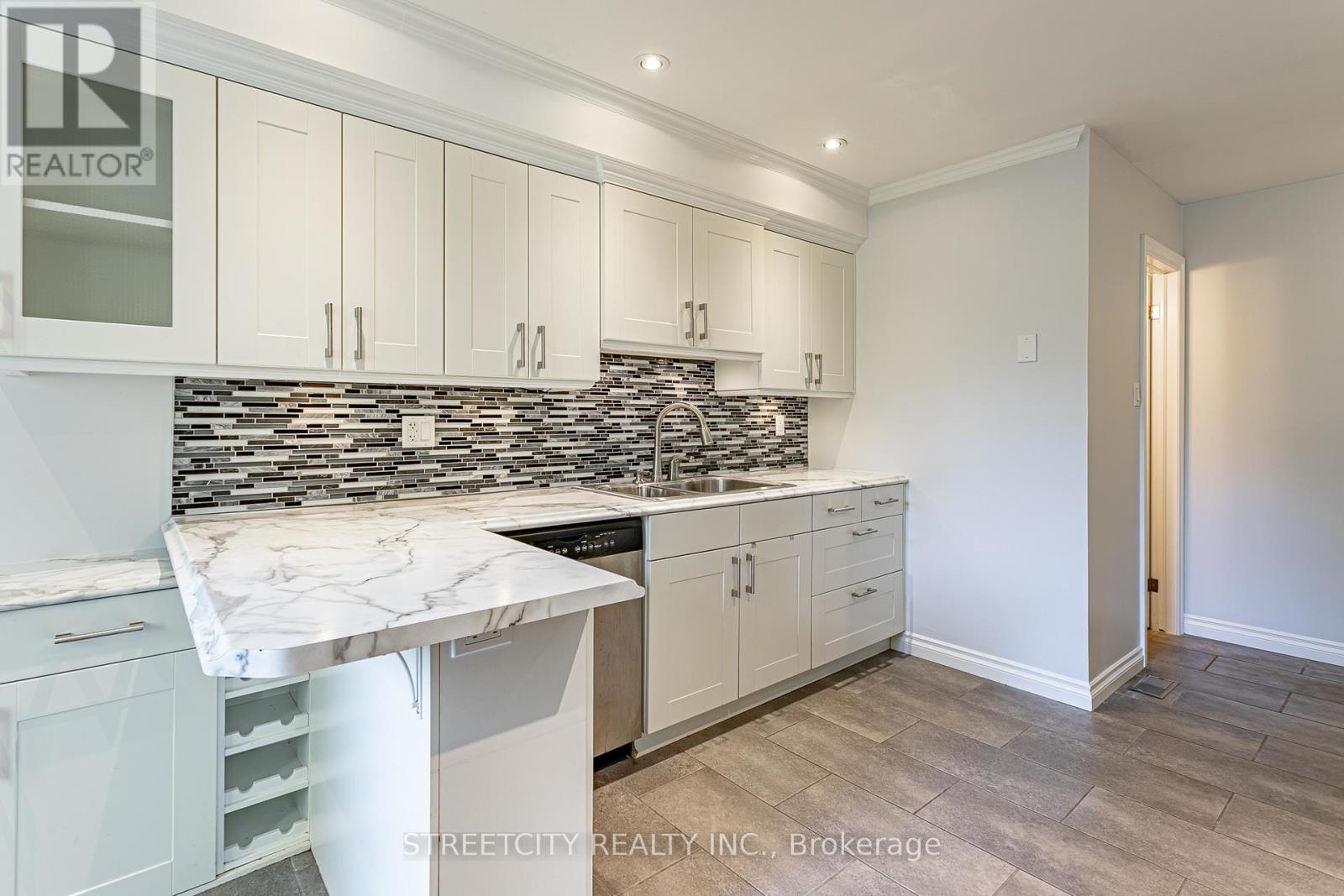 35 - 359 Evergalde Crescent N, London North, Ontario  N6H 4M8 - Photo 10 - X12472484