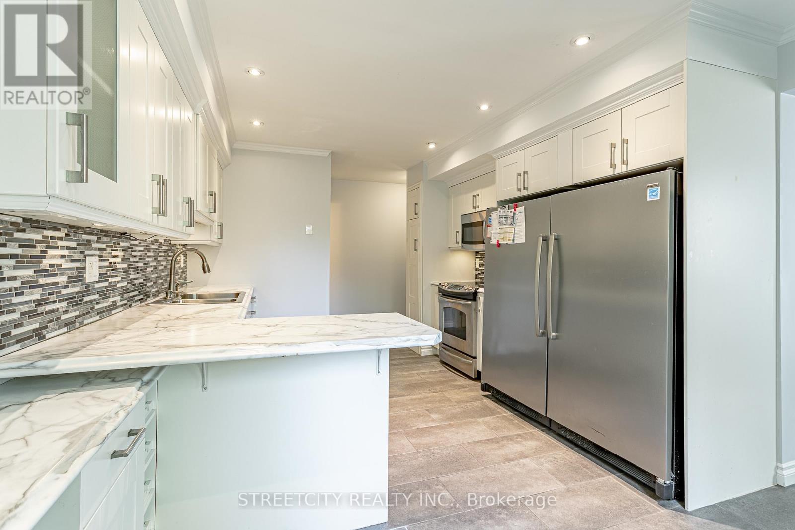 35 - 359 Evergalde Crescent N, London North, Ontario  N6H 4M8 - Photo 11 - X12472484