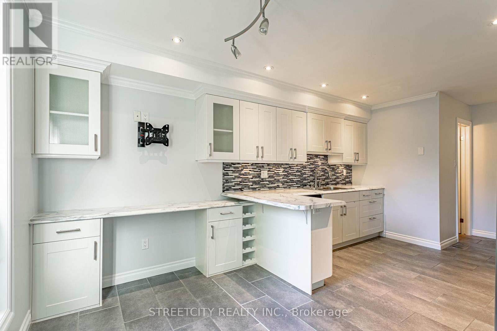 35 - 359 Evergalde Crescent N, London North, Ontario  N6H 4M8 - Photo 12 - X12472484