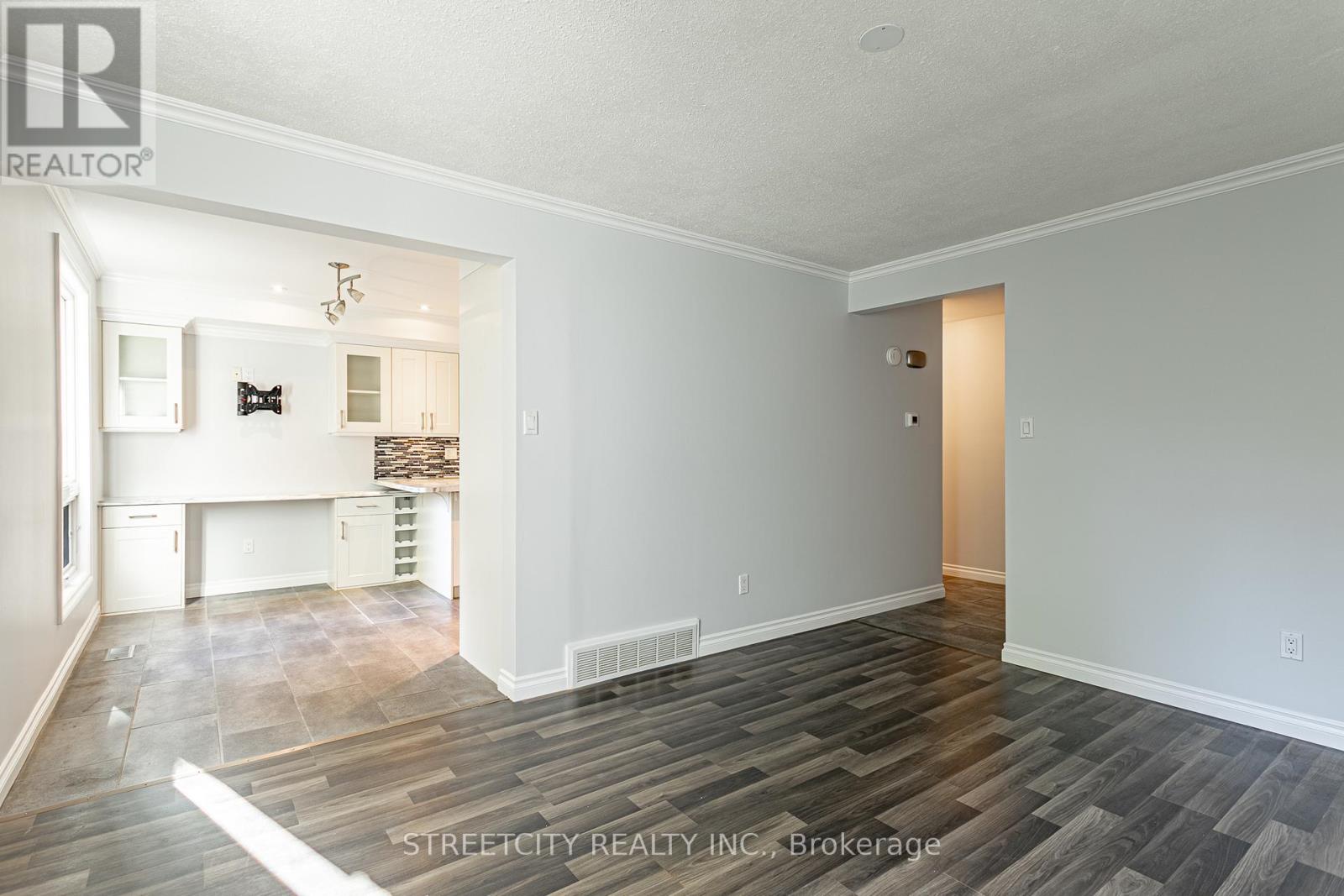 35 - 359 Evergalde Crescent N, London North, Ontario  N6H 4M8 - Photo 14 - X12472484