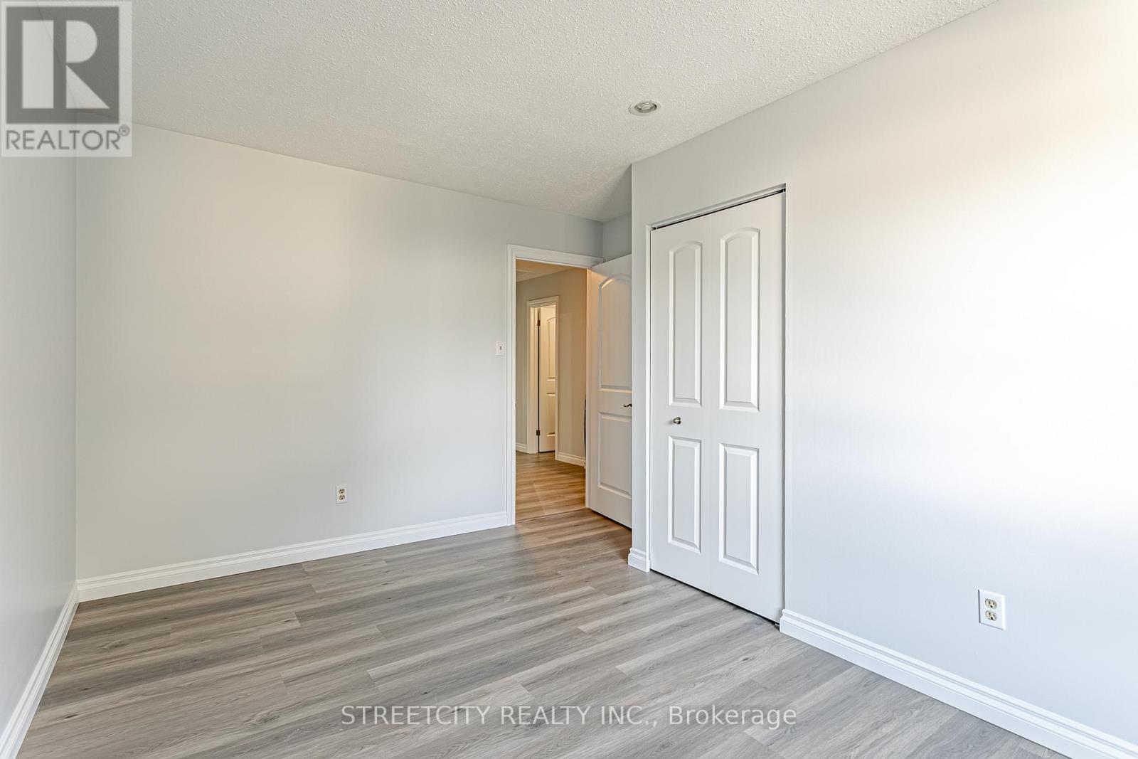 35 - 359 Evergalde Crescent N, London North, Ontario  N6H 4M8 - Photo 17 - X12472484