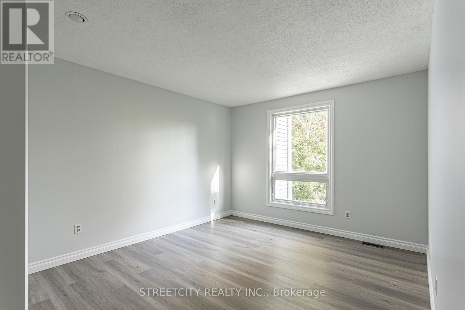 35 - 359 Evergalde Crescent N, London North, Ontario  N6H 4M8 - Photo 21 - X12472484