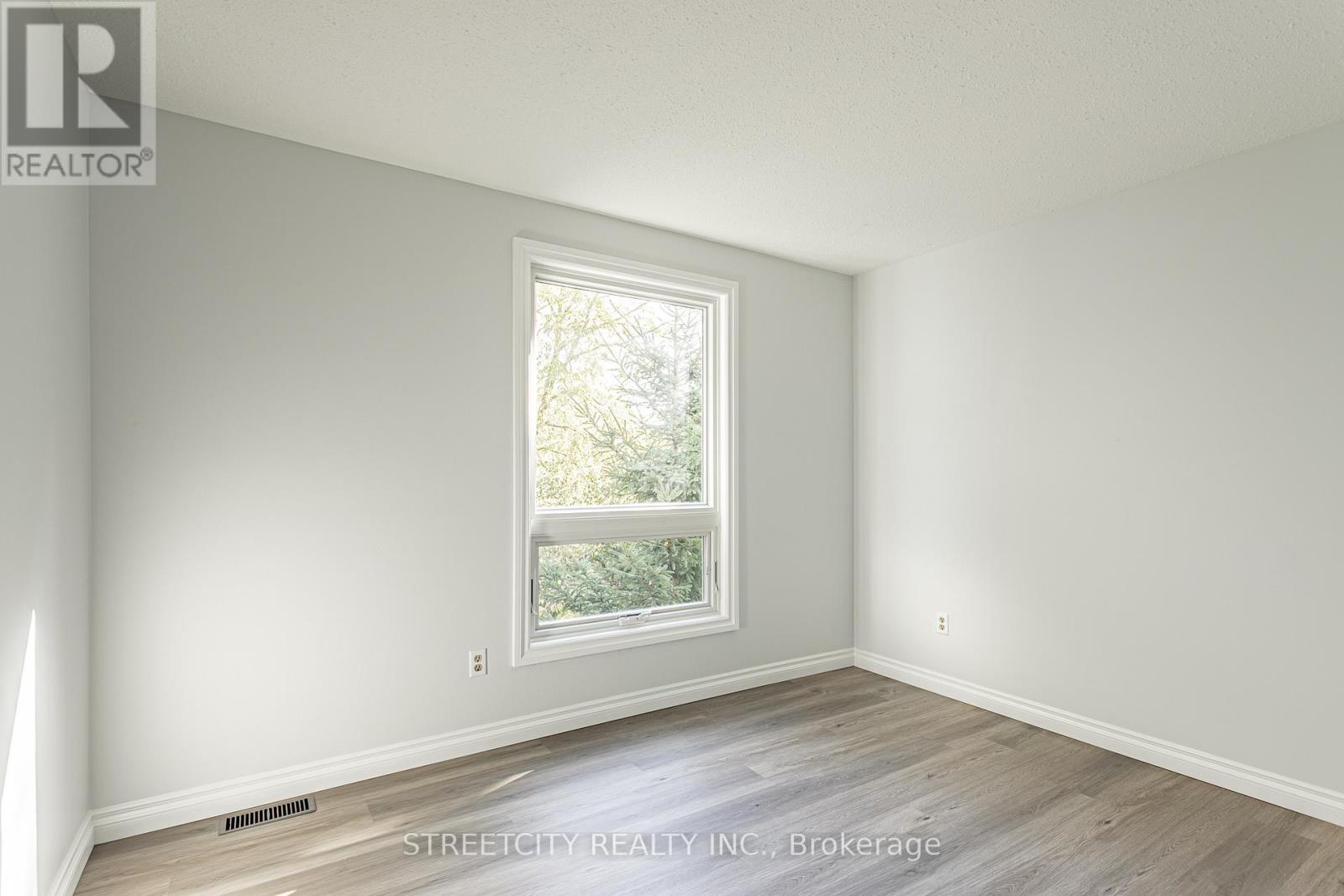 35 - 359 Evergalde Crescent N, London North, Ontario  N6H 4M8 - Photo 23 - X12472484