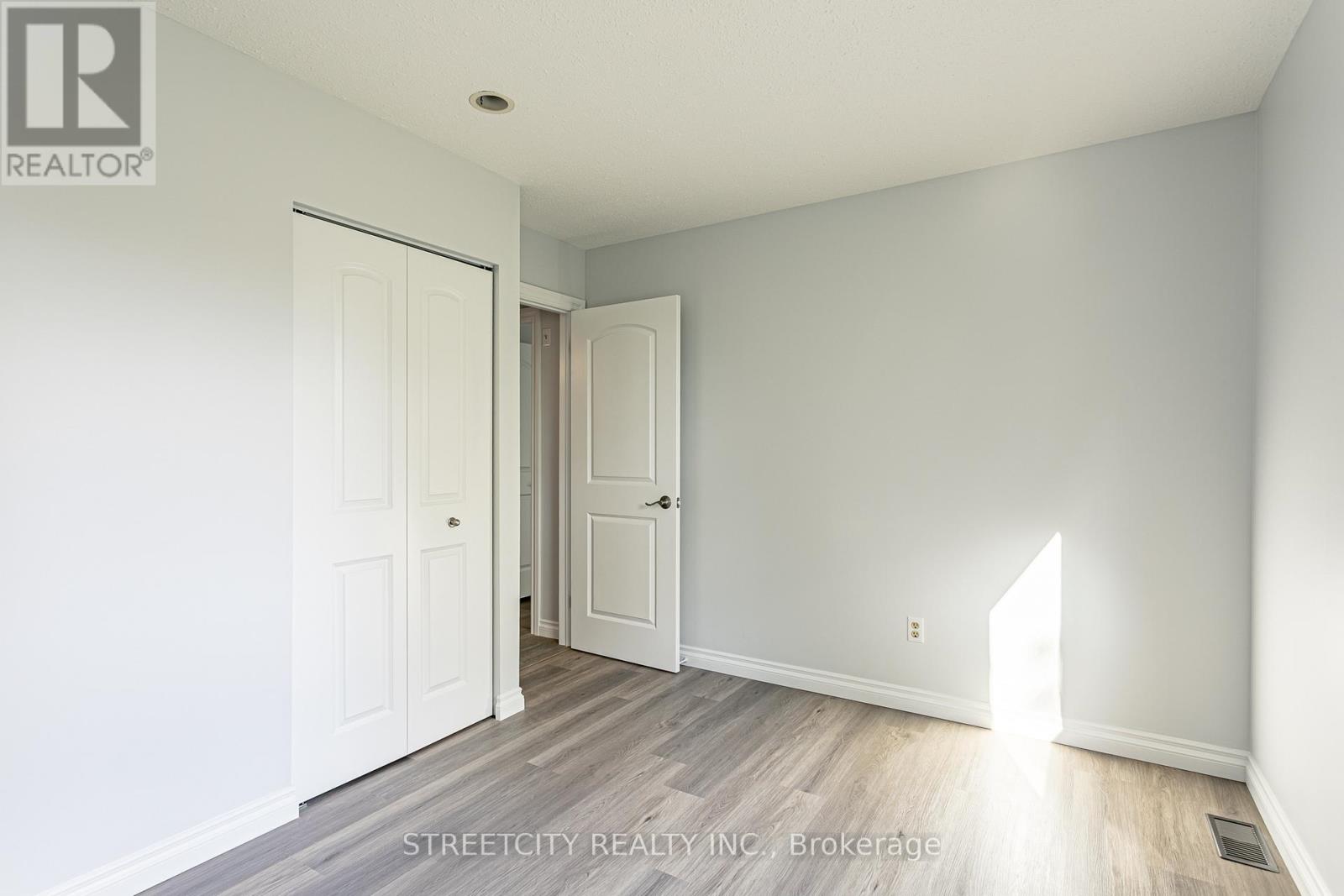 35 - 359 Evergalde Crescent N, London North, Ontario  N6H 4M8 - Photo 24 - X12472484