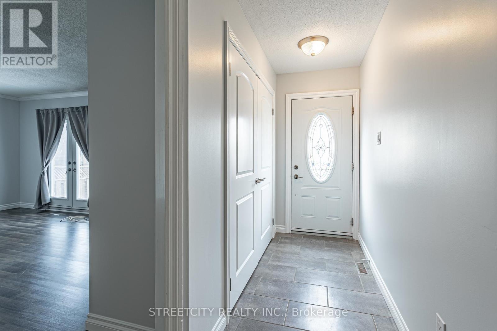 35 - 359 Evergalde Crescent N, London North, Ontario  N6H 4M8 - Photo 4 - X12472484