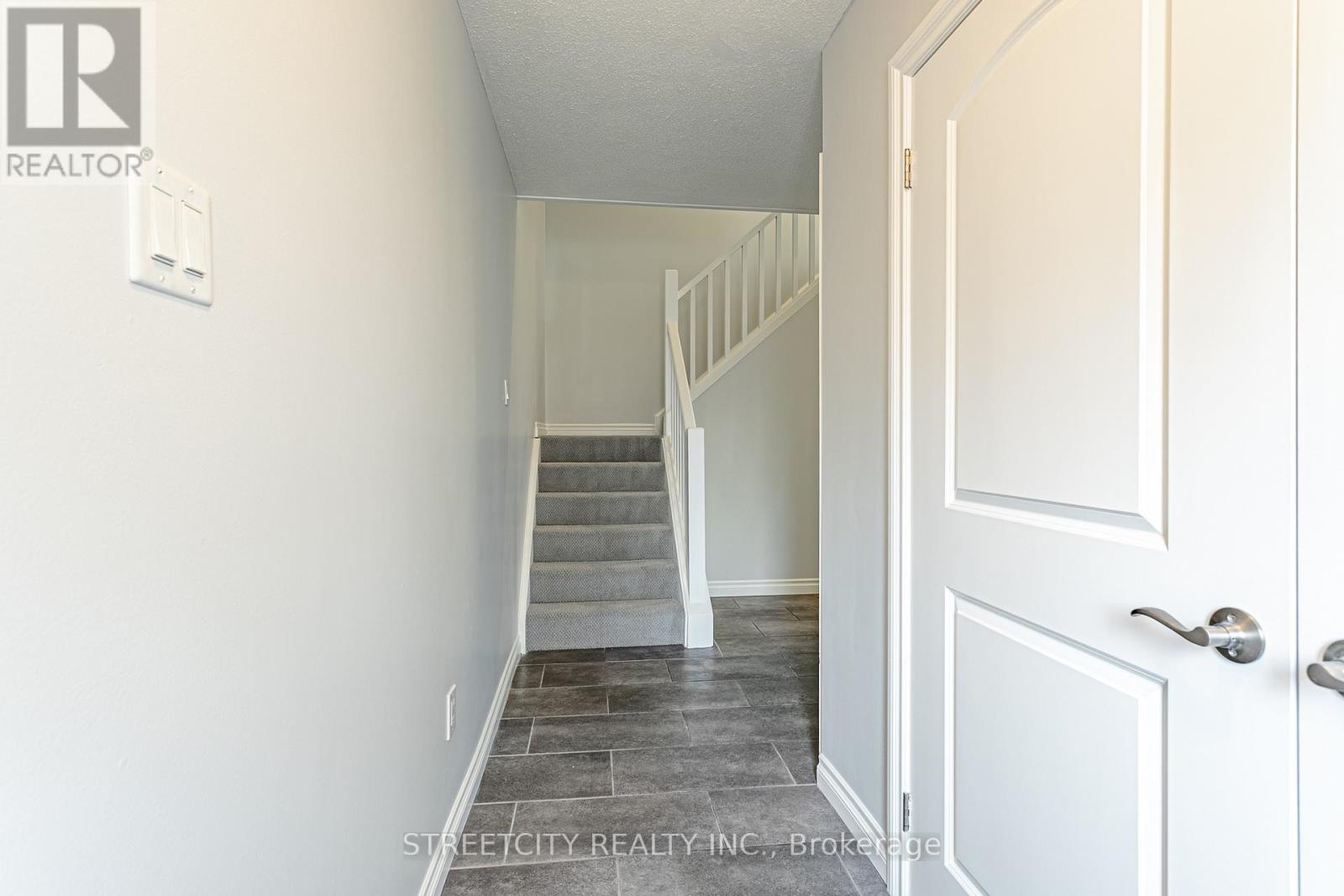 35 - 359 Evergalde Crescent N, London North, Ontario  N6H 4M8 - Photo 5 - X12472484