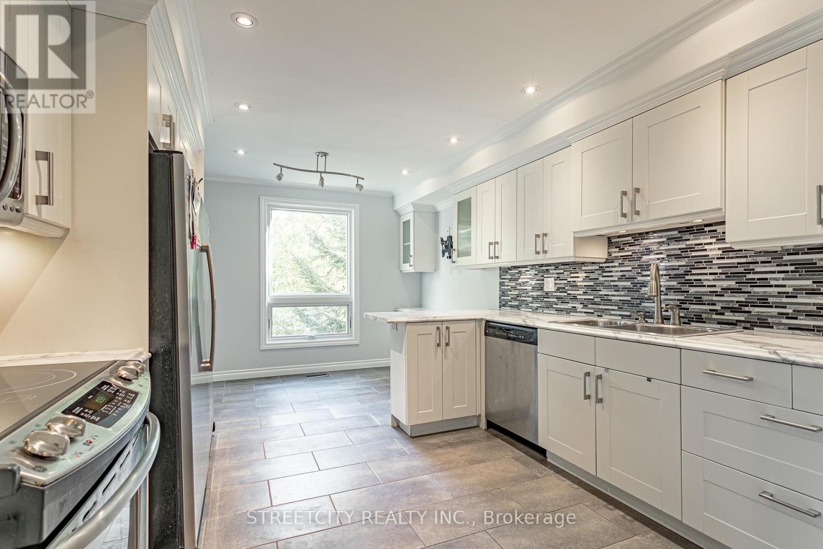 35 - 359 Evergalde Crescent N, London North, Ontario  N6H 4M8 - Photo 8 - X12472484