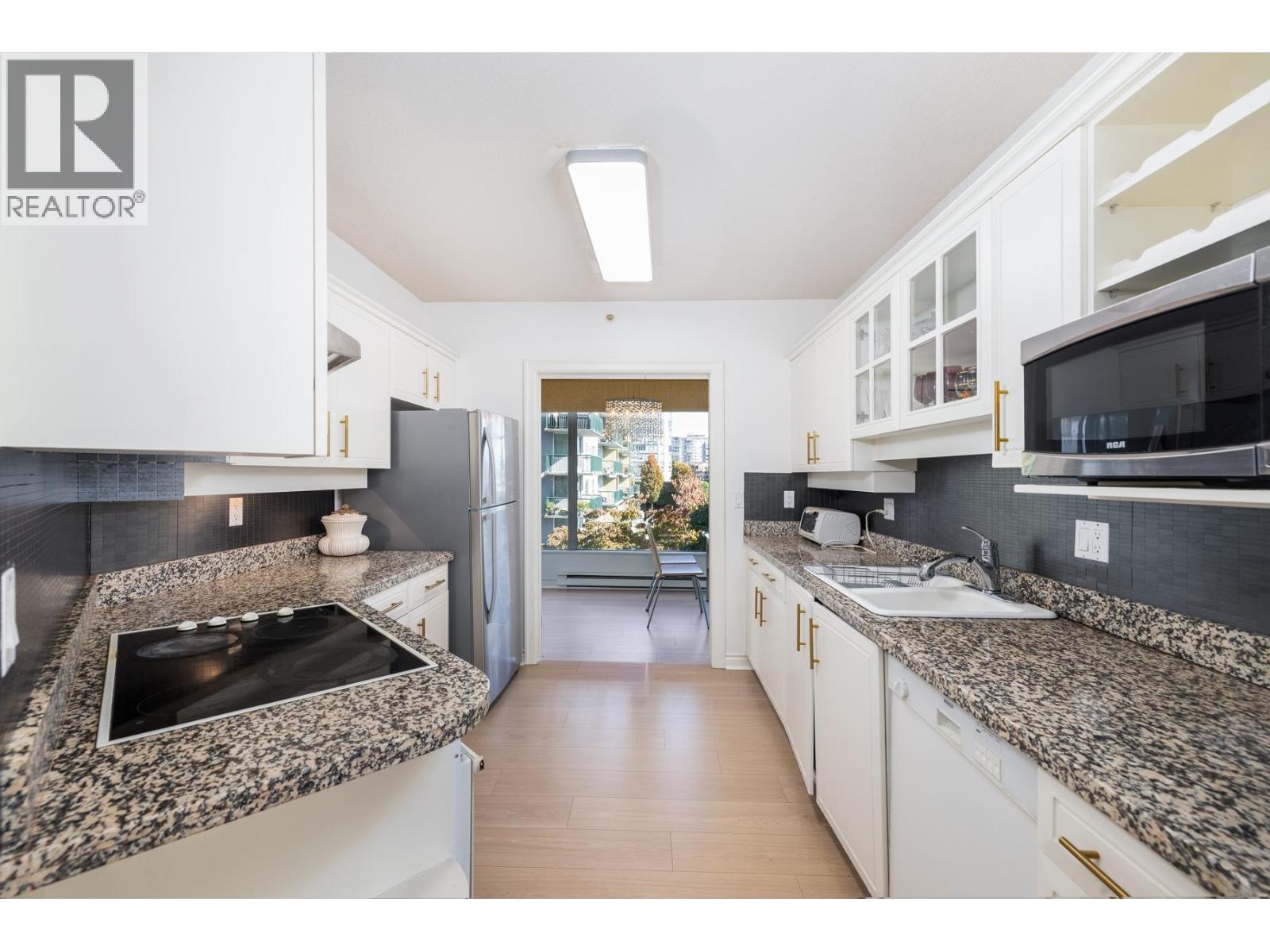 201 588 16th Street, West Vancouver, British Columbia  V7T 1A7 - Photo 14 - R3060033