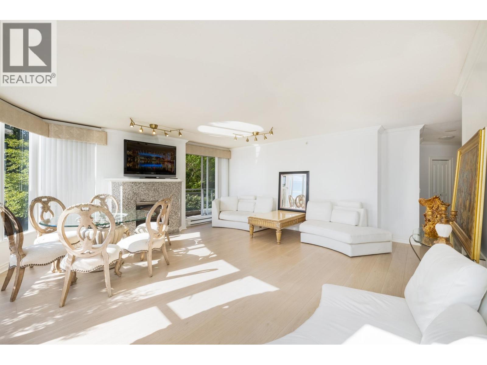 201 588 16th Street, West Vancouver, British Columbia  V7T 1A7 - Photo 4 - R3060033