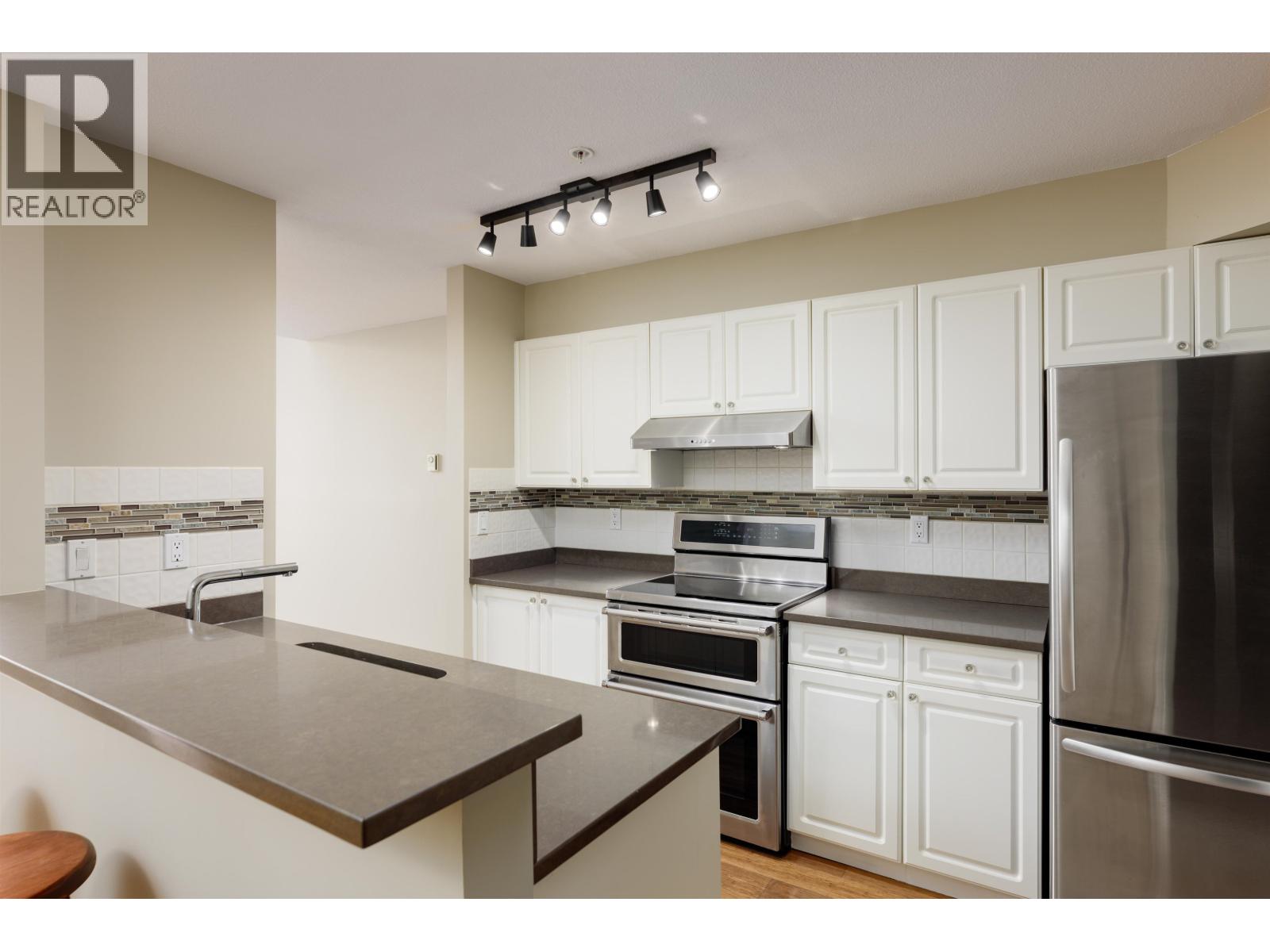 301 7117 Antrim Avenue, Burnaby, British Columbia  V5J 5K1 - Photo 8 - R3060091