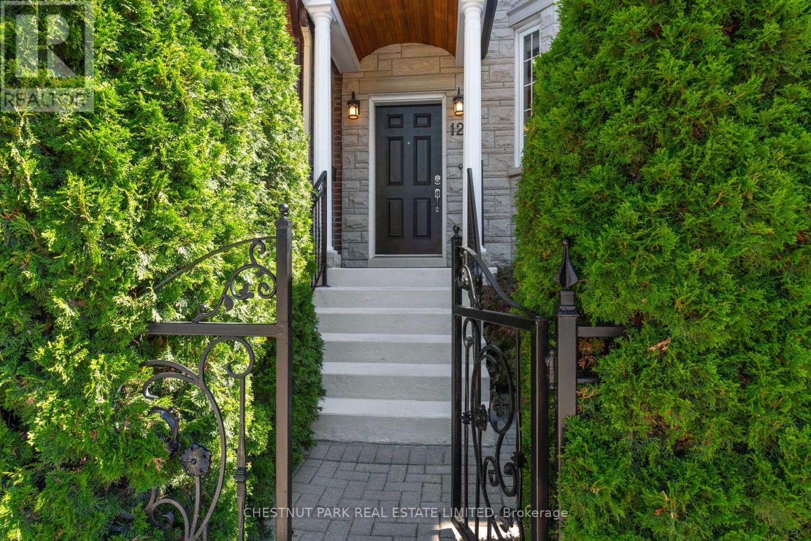 129 Jones Avenue, Toronto, Ontario  M4M 2Z7 - Photo 3 - E12441177