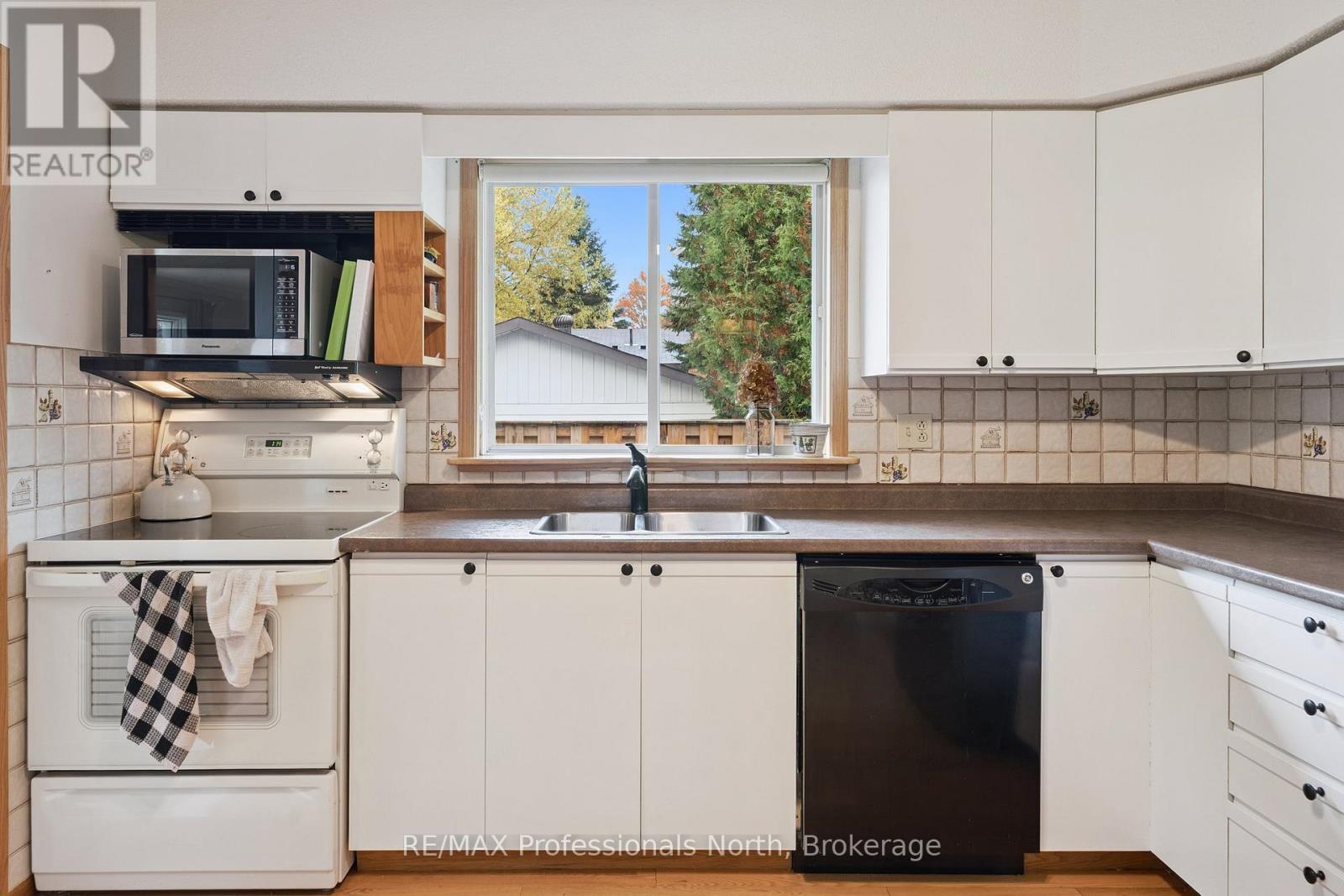27 Gouldie Street, Huntsville, Ontario  P1H 1M5 - Photo 12 - X12472517