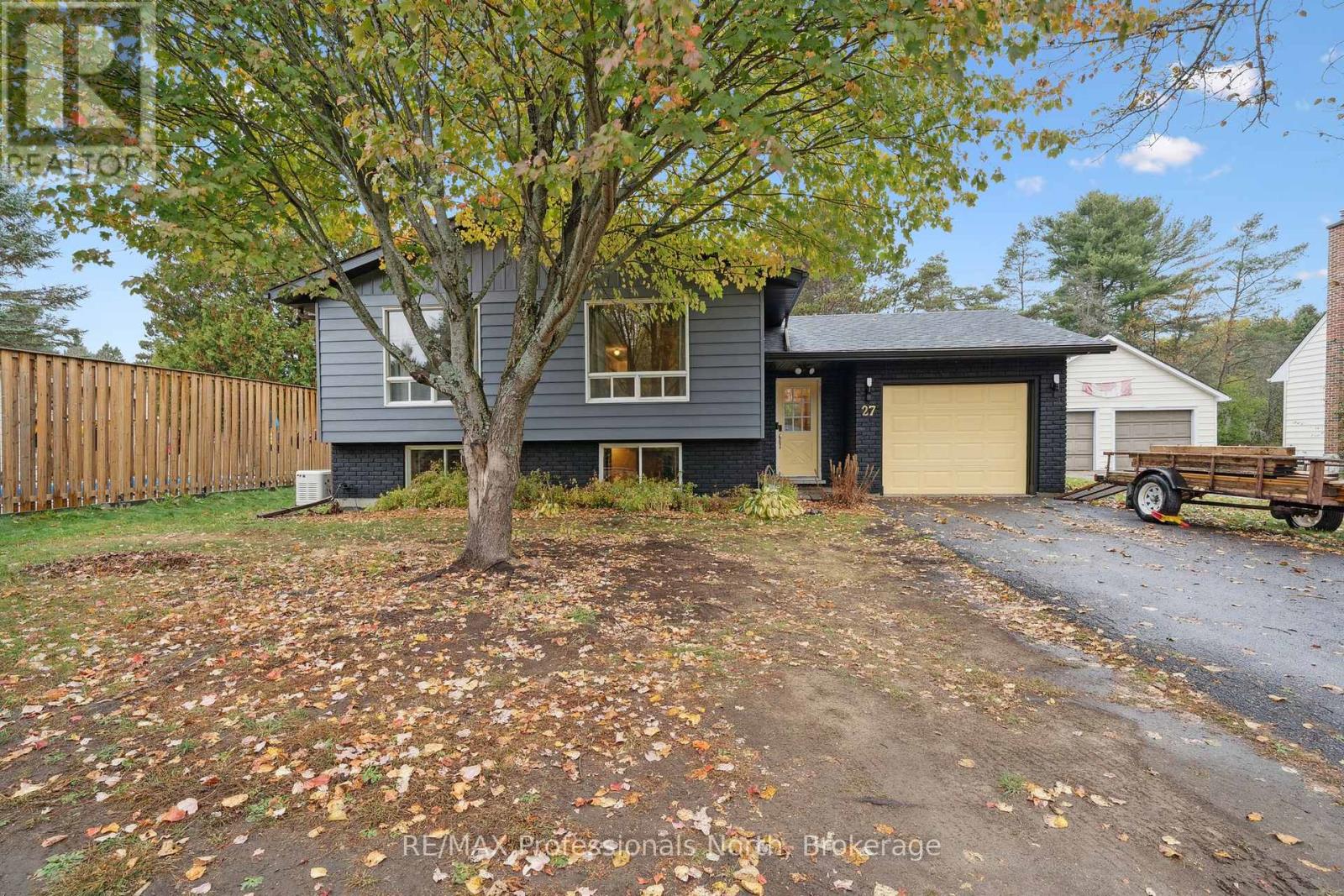 27 Gouldie Street, Huntsville, Ontario  P1H 1M5 - Photo 2 - X12472517
