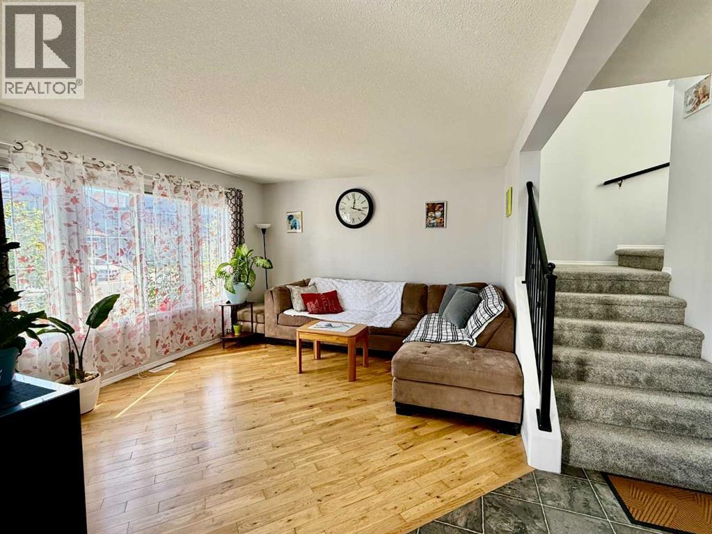 43 Bridlecrest Road Sw, Calgary, Alberta  T2Y 5J2 - Photo 4 - A2259506