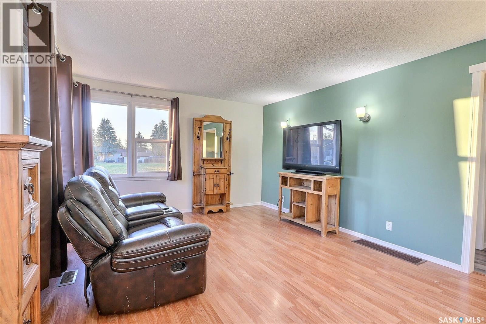 860 7th Street E, Prince Albert, Saskatchewan  S6V 0T2 - Photo 2 - SK021249