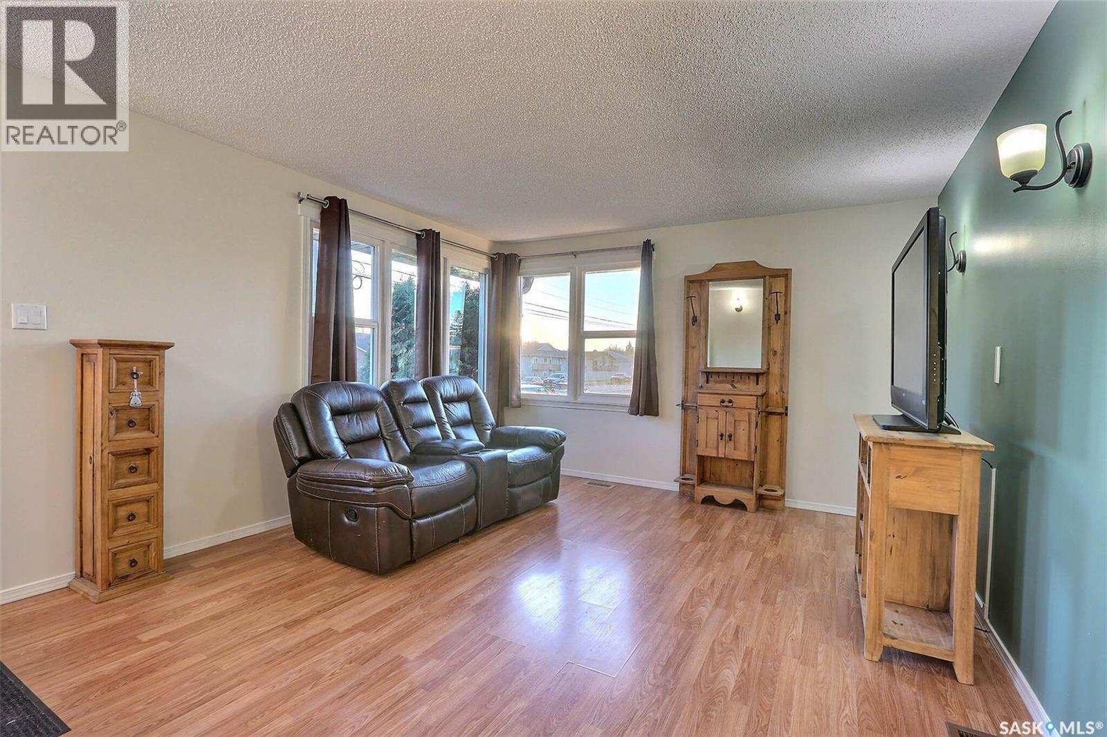 860 7th Street E, Prince Albert, Saskatchewan  S6V 0T2 - Photo 3 - SK021249