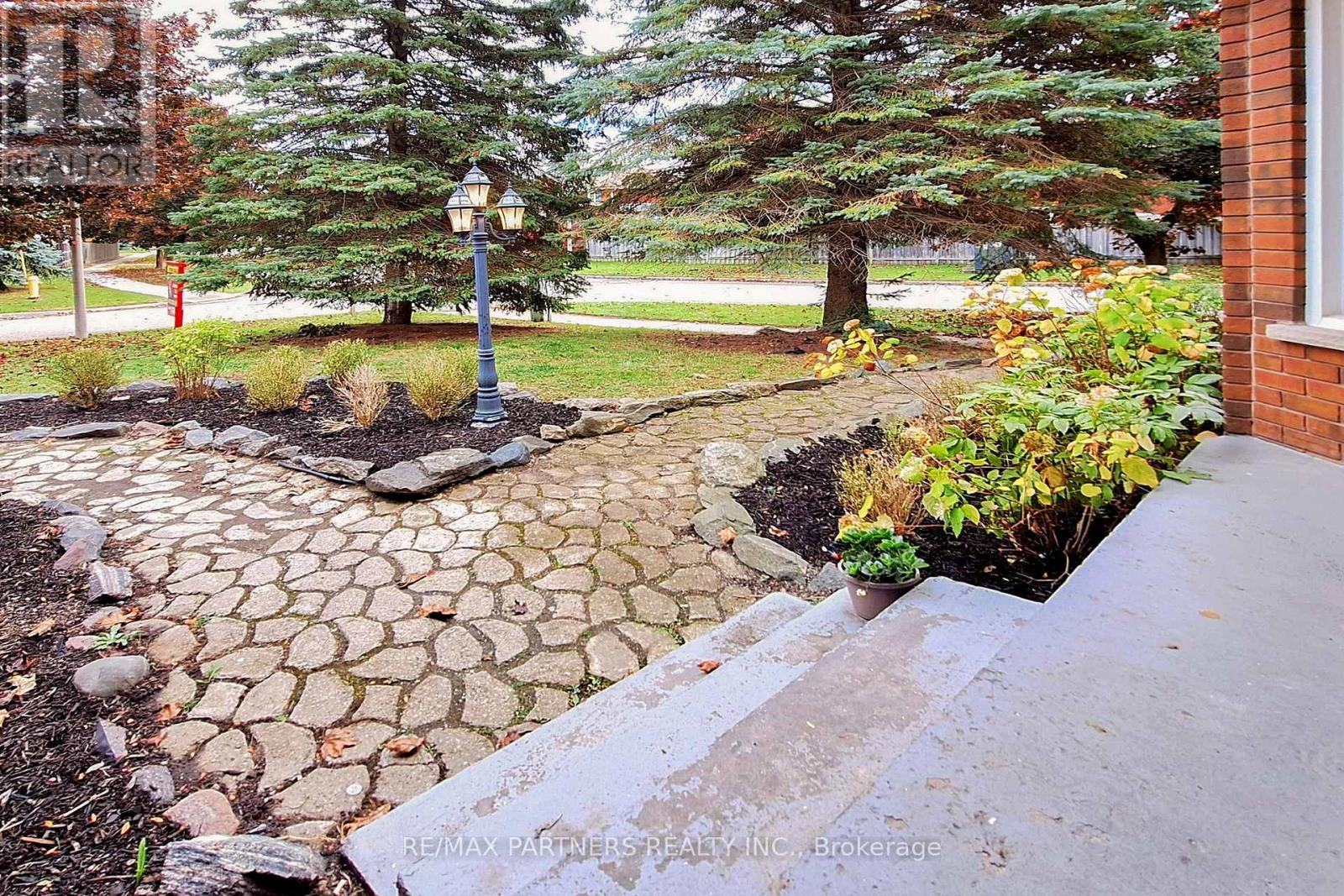 6 Geoffrey Crescent, Whitchurch-Stouffville (Stouffville), Ontario  L4A 5B9 - Photo 4 - N12469549
