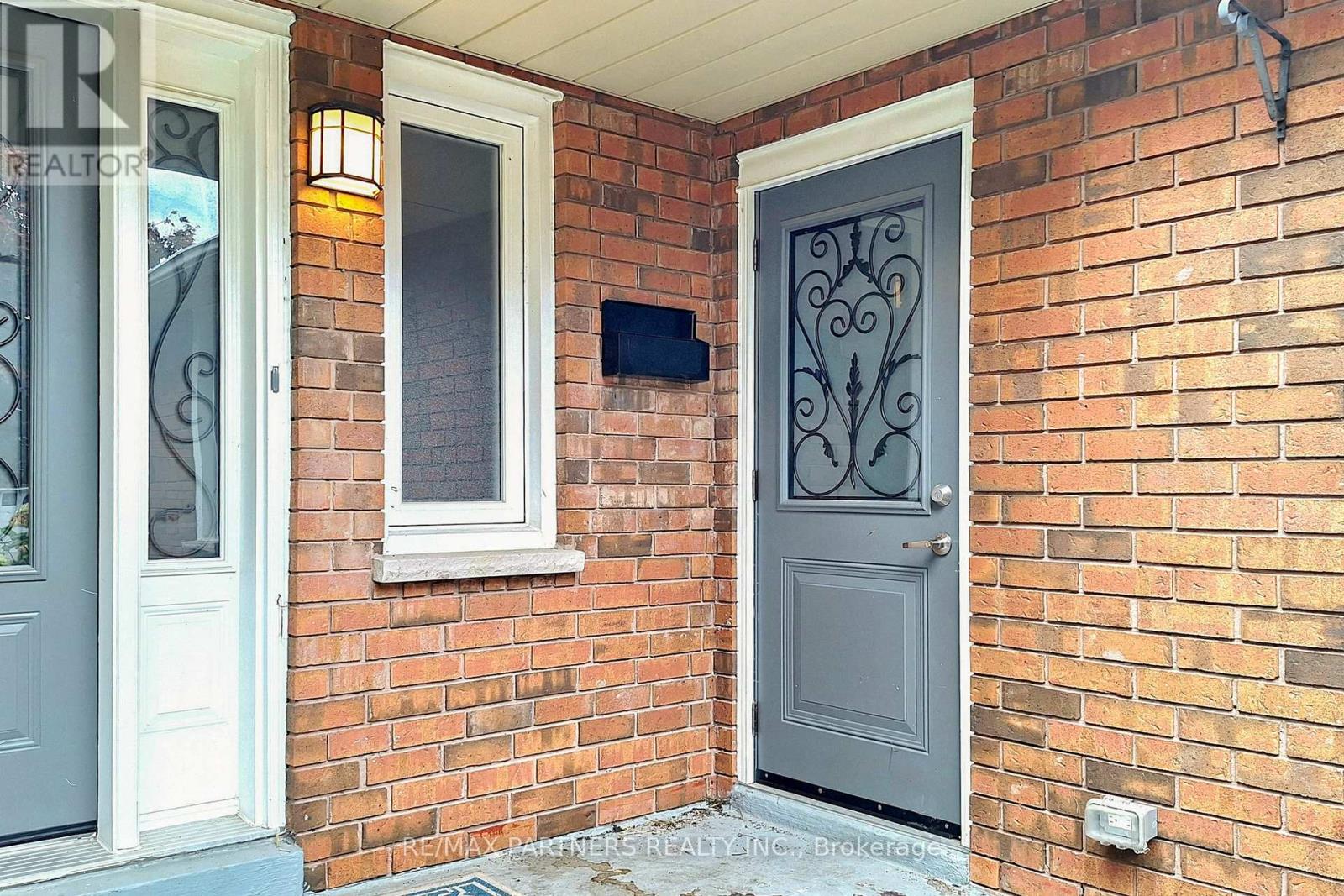 6 Geoffrey Crescent, Whitchurch-Stouffville (Stouffville), Ontario  L4A 5B9 - Photo 6 - N12469549