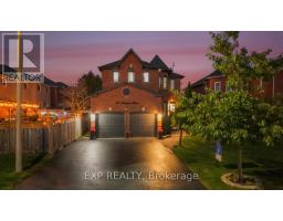 33 HARTRICK PLACE, Whitby, Ontario