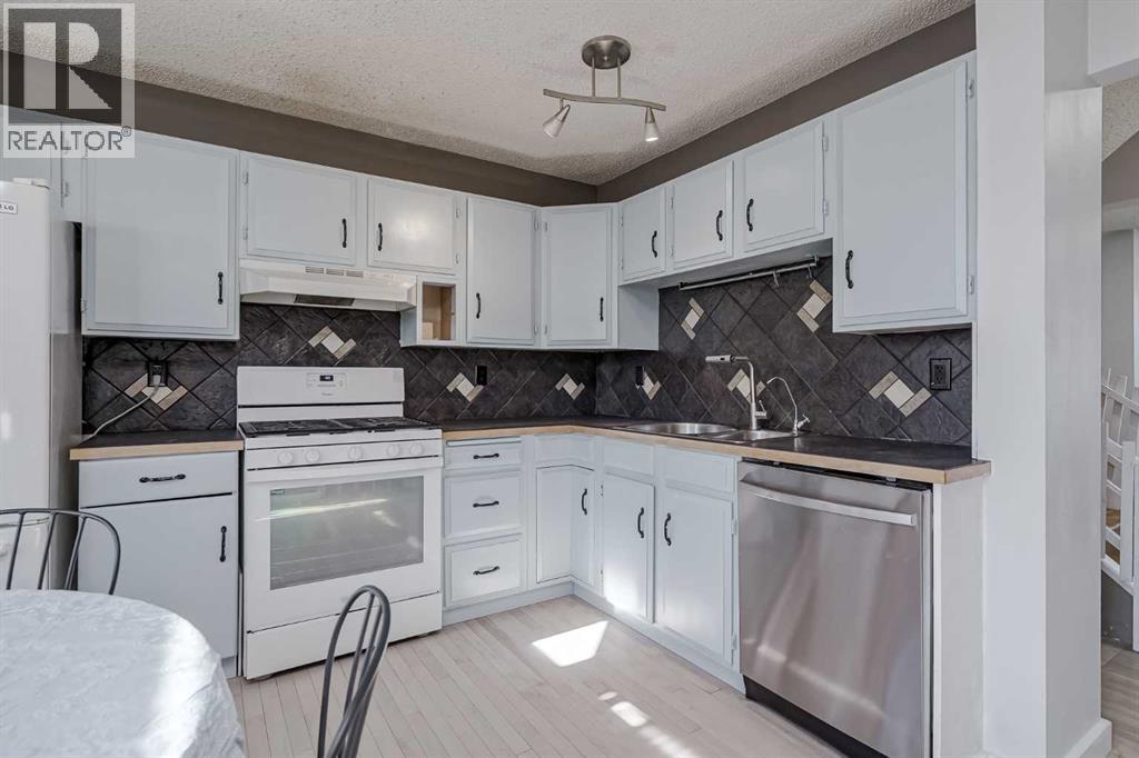 72 Strathcona Crescent, Calgary, Alberta  T3H 1L1 - Photo 11 - A2263280