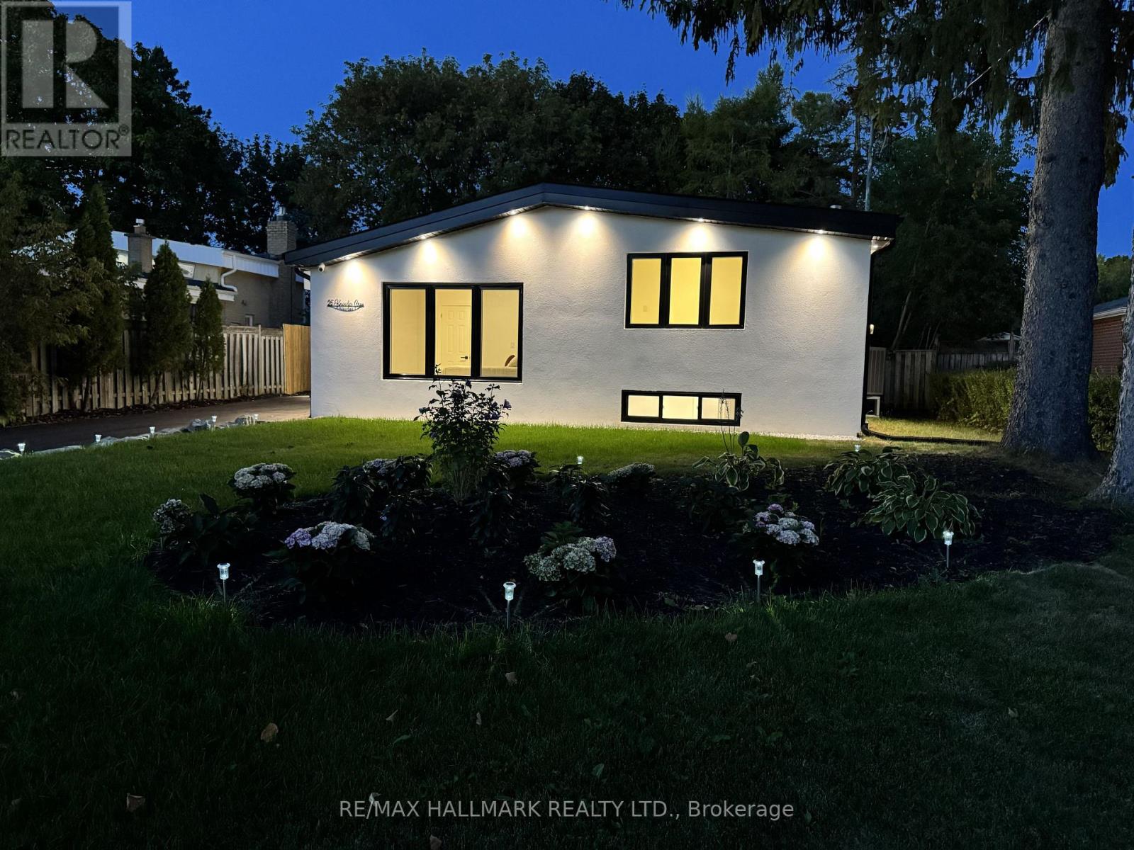 25 Knowles Crescent, Aurora, Ontario  L4G 1Z6 - Photo 2 - N12472535