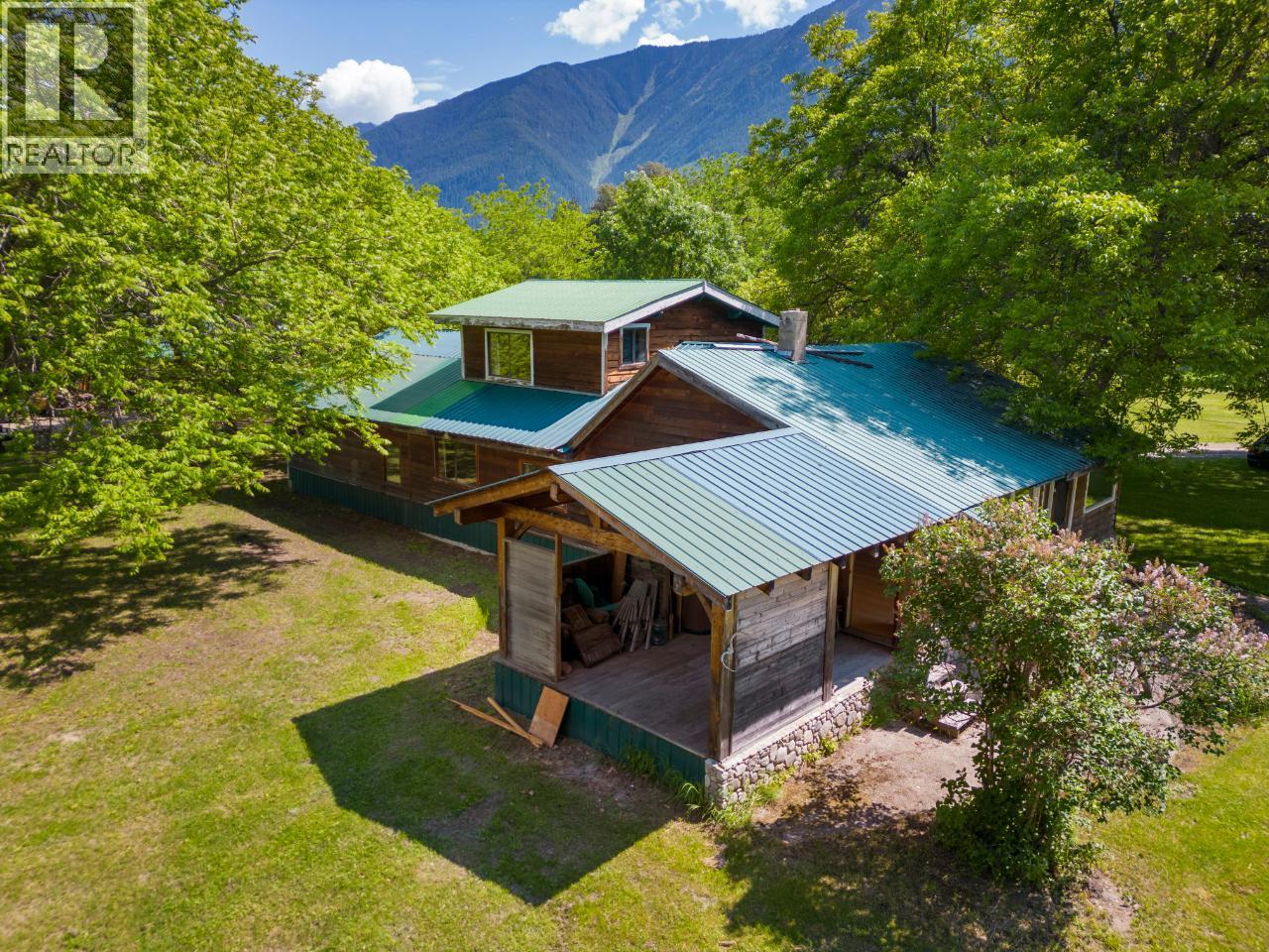 209 LARDEAU RIVER Road, lardeau, British Columbia