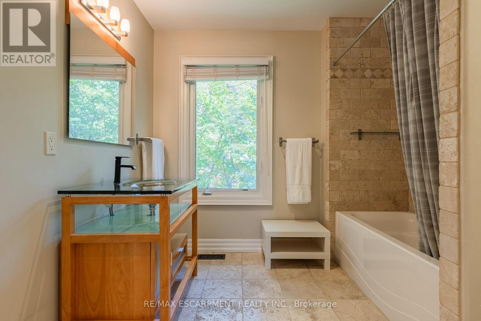 1034 Lakeshore Road W, Mississauga, Ontario  L5H 4E8 - Photo 24 - W12472428