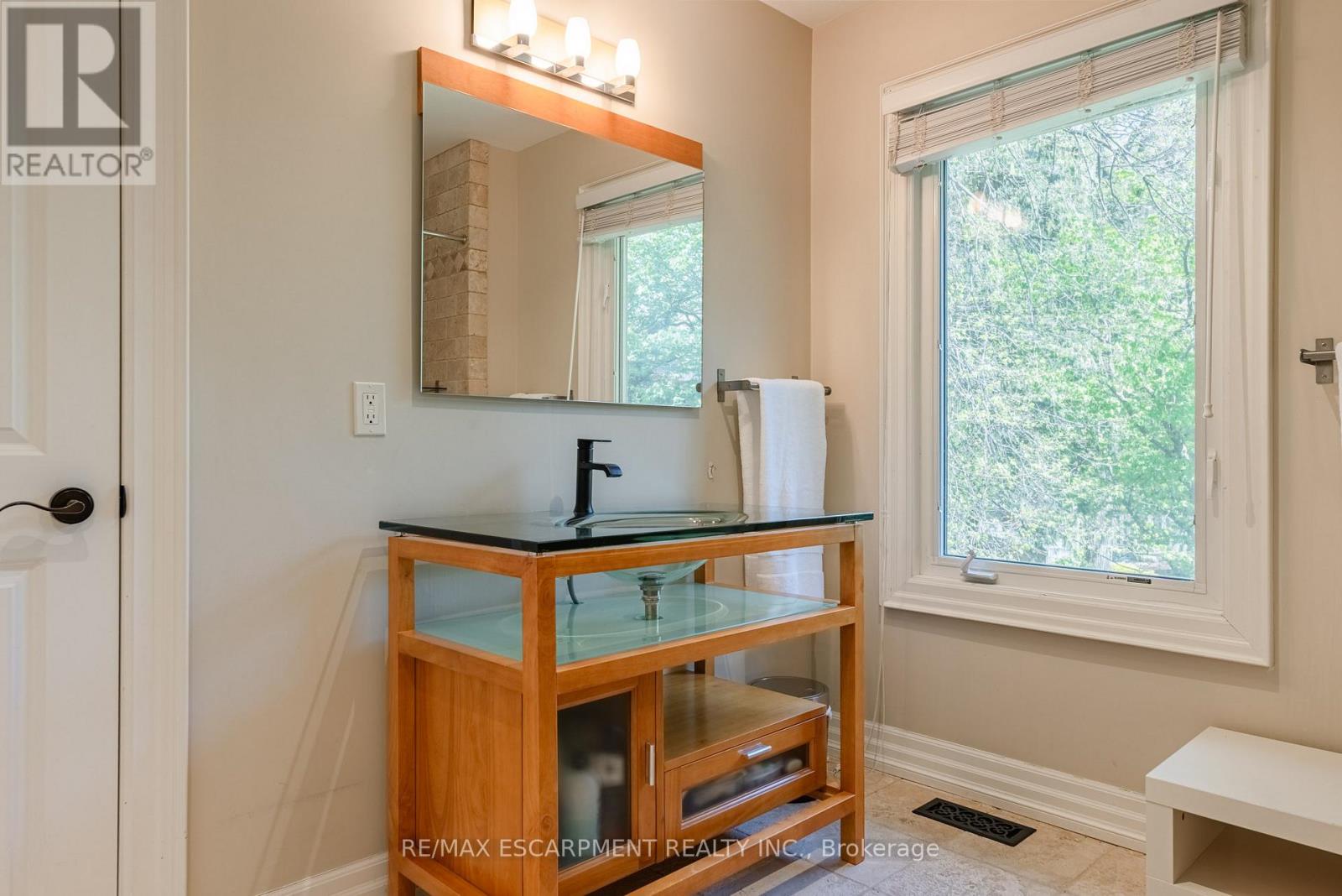 1034 Lakeshore Road W, Mississauga, Ontario  L5H 4E8 - Photo 25 - W12472428