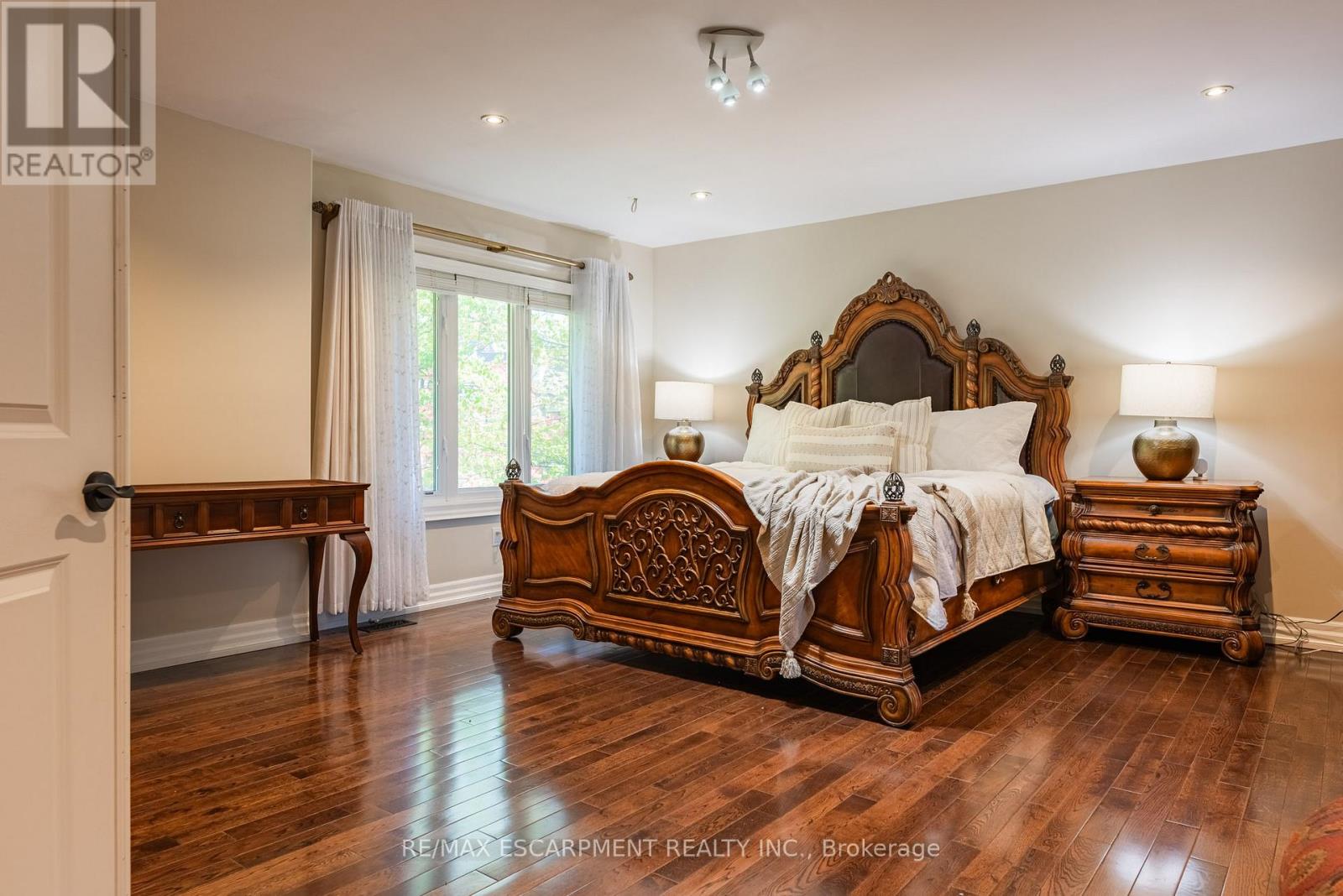 1034 Lakeshore Road W, Mississauga, Ontario  L5H 4E8 - Photo 26 - W12472428