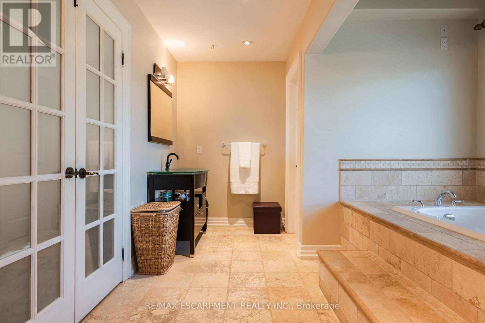 1034 Lakeshore Road W, Mississauga, Ontario  L5H 4E8 - Photo 31 - W12472428