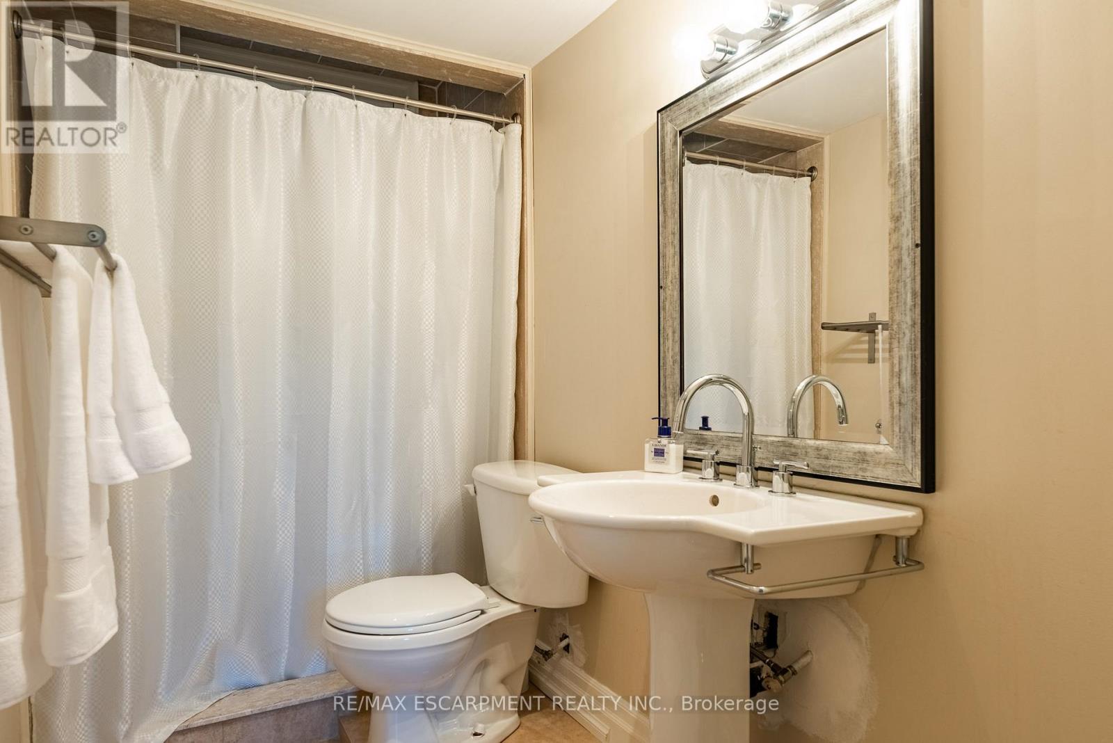 1034 Lakeshore Road W, Mississauga, Ontario  L5H 4E8 - Photo 36 - W12472428