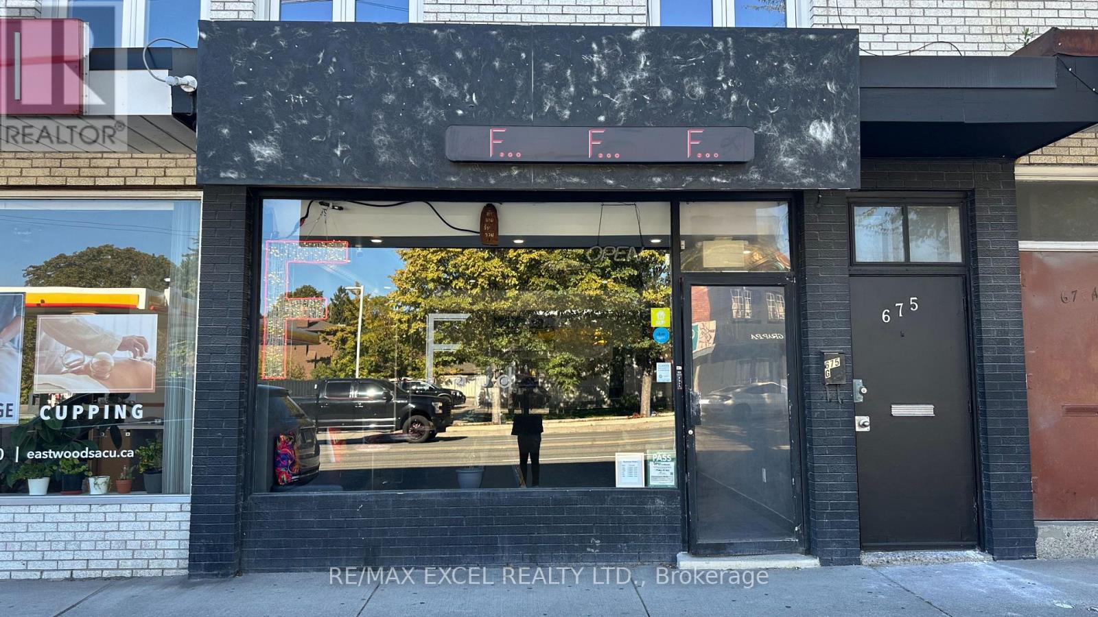675 THE QUEENSWAY, Toronto, Ontario