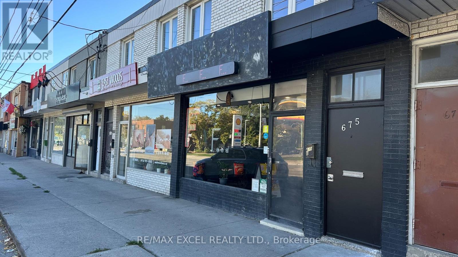 675 The Queensway, Toronto (Stonegate-Queensway), Ontario  M8Y 1K8 - Photo 2 - W12472476