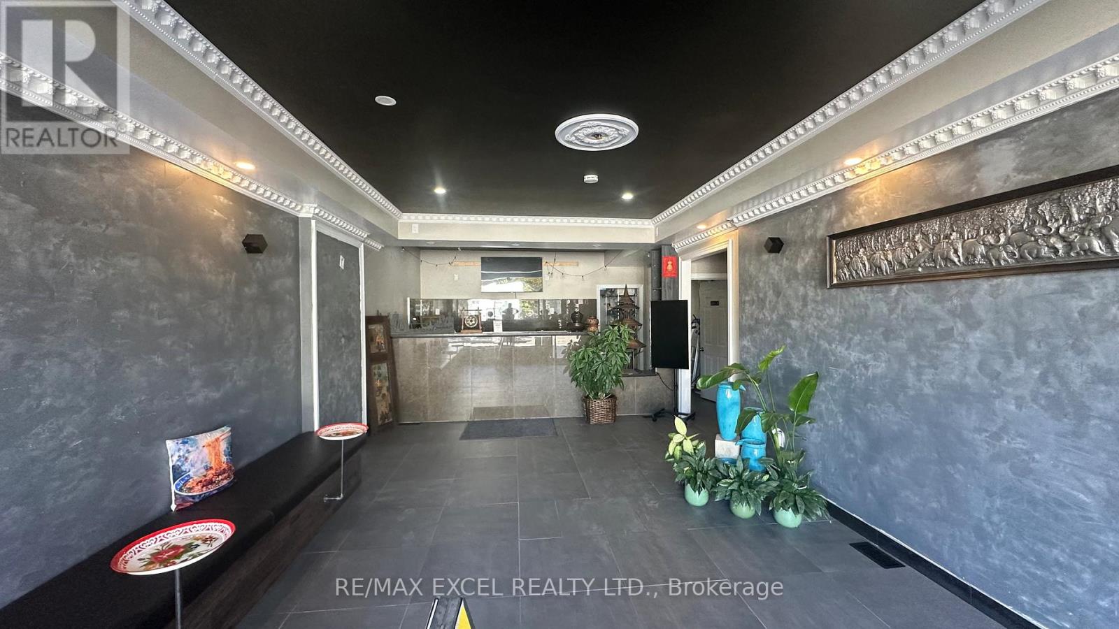 675 The Queensway, Toronto (Stonegate-Queensway), Ontario  M8Y 1K8 - Photo 3 - W12472476