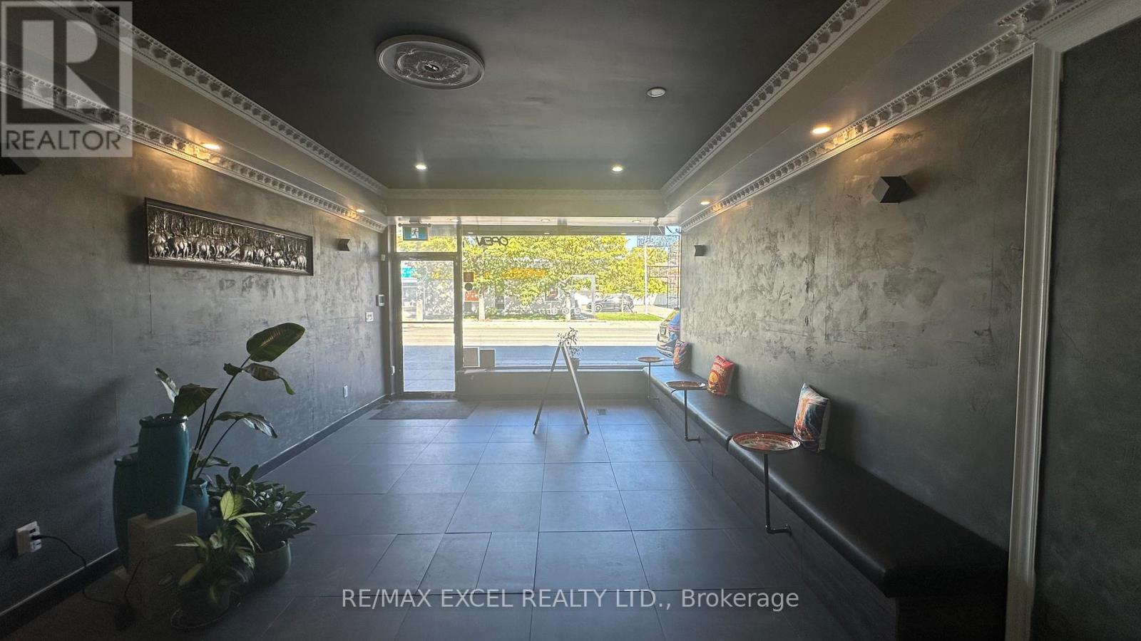 675 The Queensway, Toronto (Stonegate-Queensway), Ontario  M8Y 1K8 - Photo 4 - W12472476