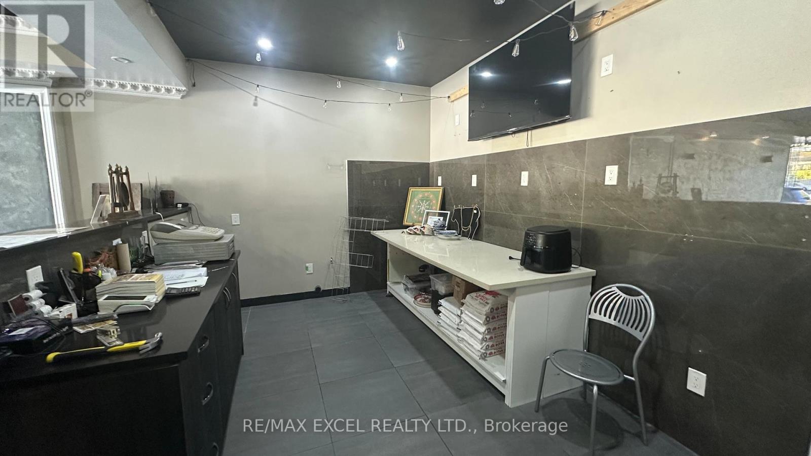 675 The Queensway, Toronto (Stonegate-Queensway), Ontario  M8Y 1K8 - Photo 5 - W12472476