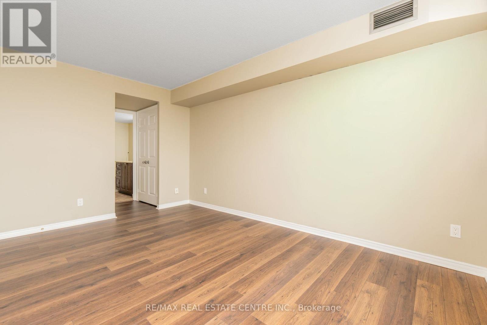 502 - 880 Dundas Street W, Mississauga (Erindale), Ontario  L5C 4H3 - Photo 13 - W12472482
