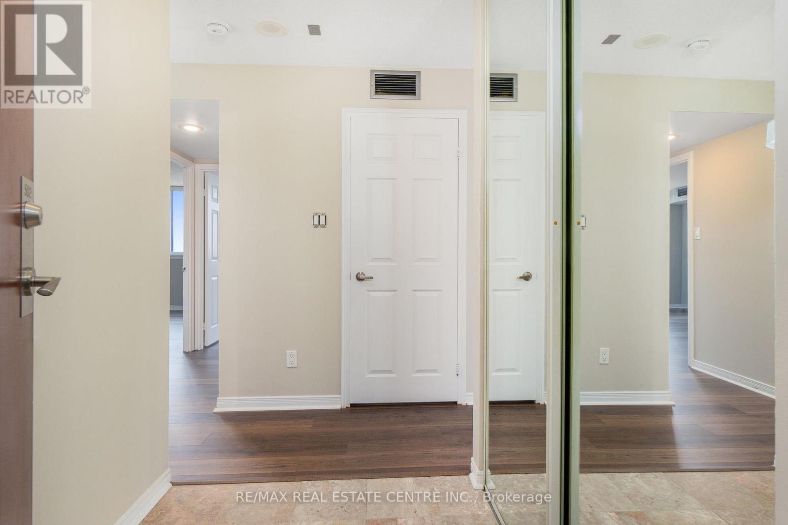 502 - 880 Dundas Street W, Mississauga (Erindale), Ontario  L5C 4H3 - Photo 4 - W12472482