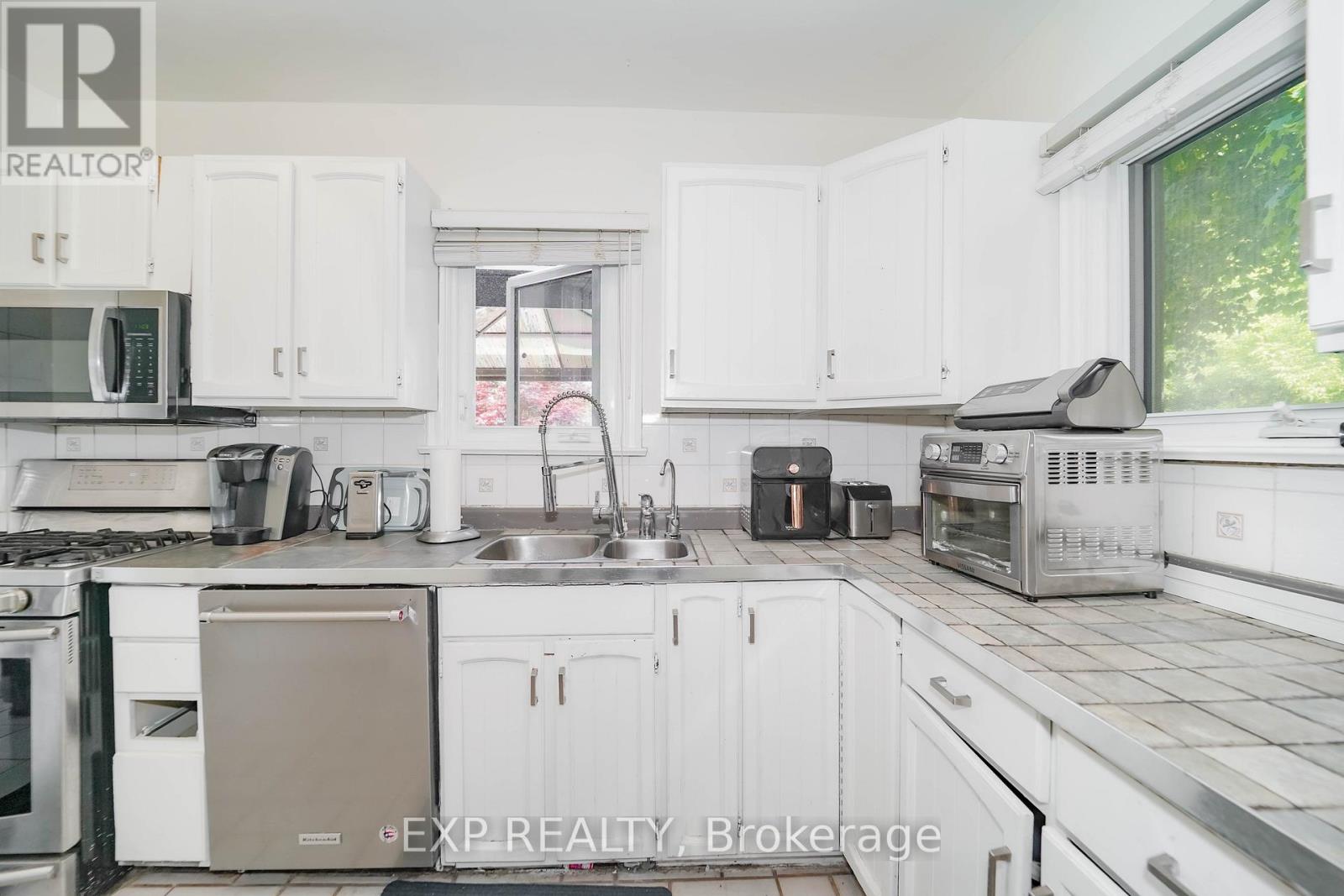 1331 St. James Avenue, Mississauga, Ontario  L5E 1J3 - Photo 29 - W12472509