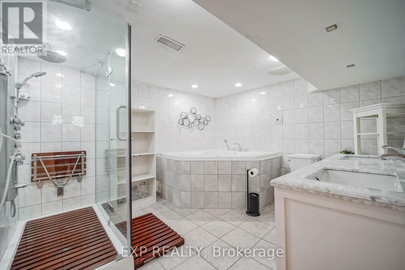 1331 St. James Avenue, Mississauga, Ontario  L5E 1J3 - Photo 37 - W12472509
