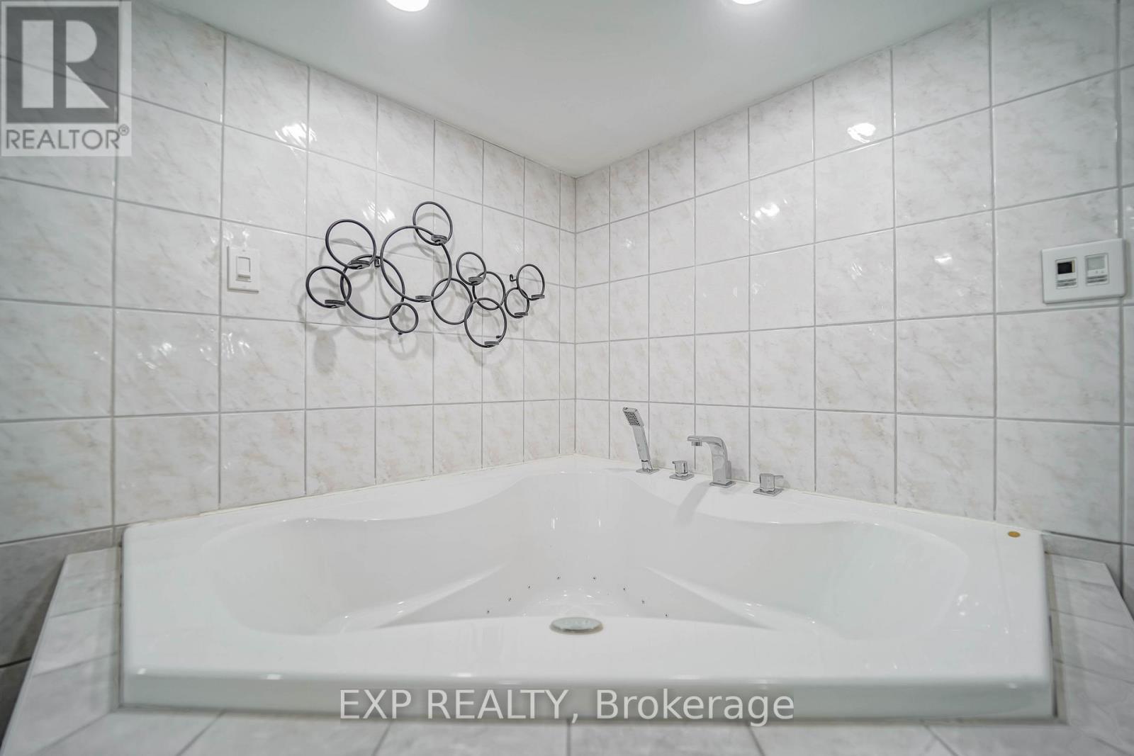 1331 St. James Avenue, Mississauga, Ontario  L5E 1J3 - Photo 38 - W12472509