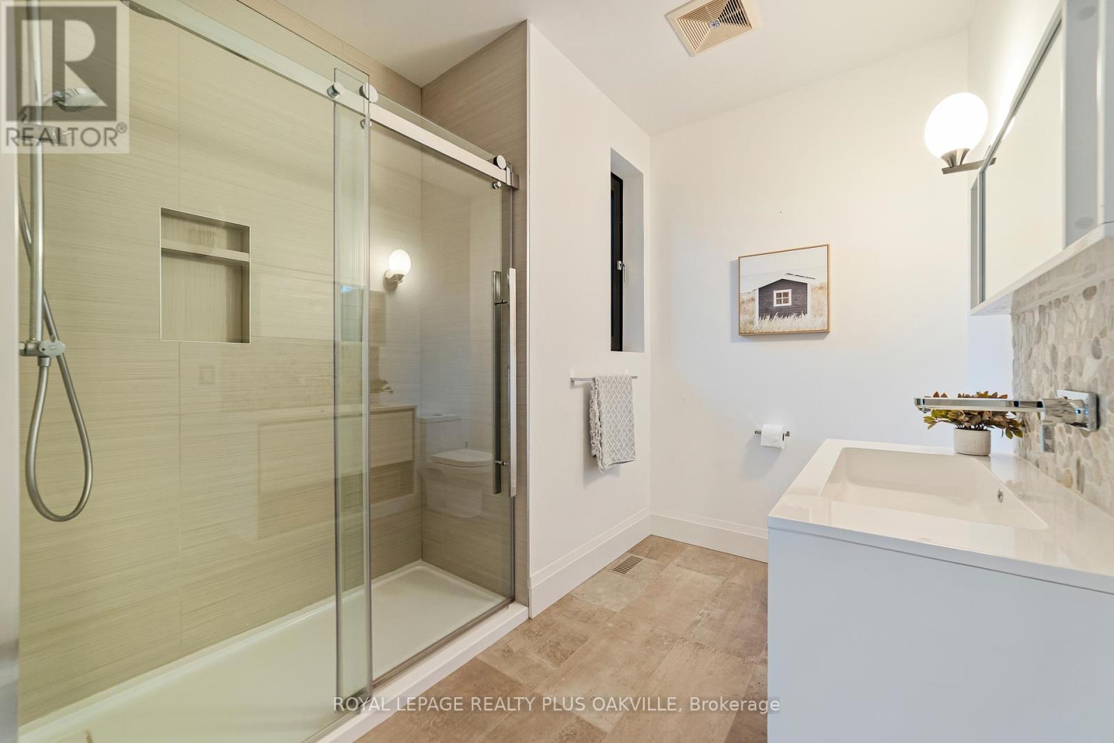 1207 Stirling Drive, Oakville (Sw Southwest), Ontario  L6L 1E5 - Photo 28 - W12472511