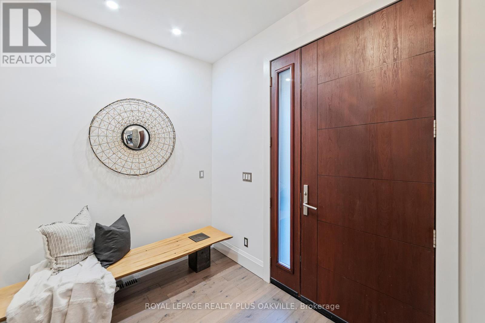 1207 Stirling Drive, Oakville (Sw Southwest), Ontario  L6L 1E5 - Photo 6 - W12472511