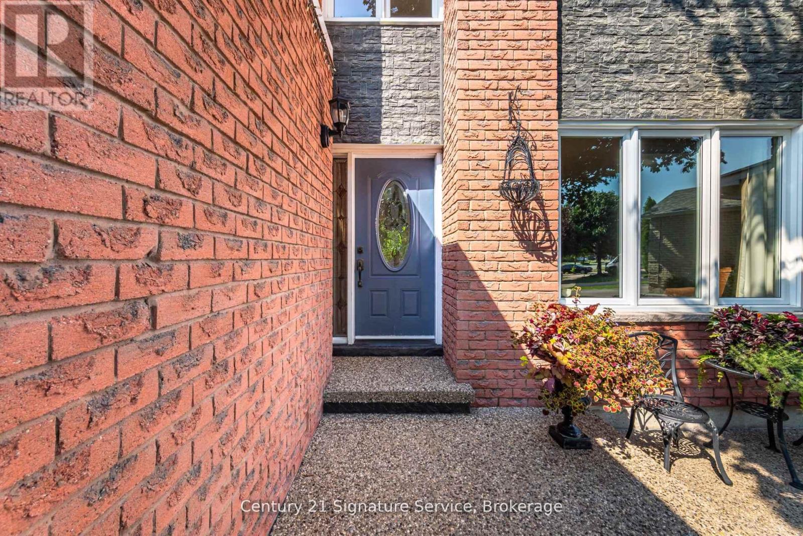 5955 Ladyburn Crescent, Mississauga (East Credit), Ontario  L5M 4V7 - Photo 3 - W12472542