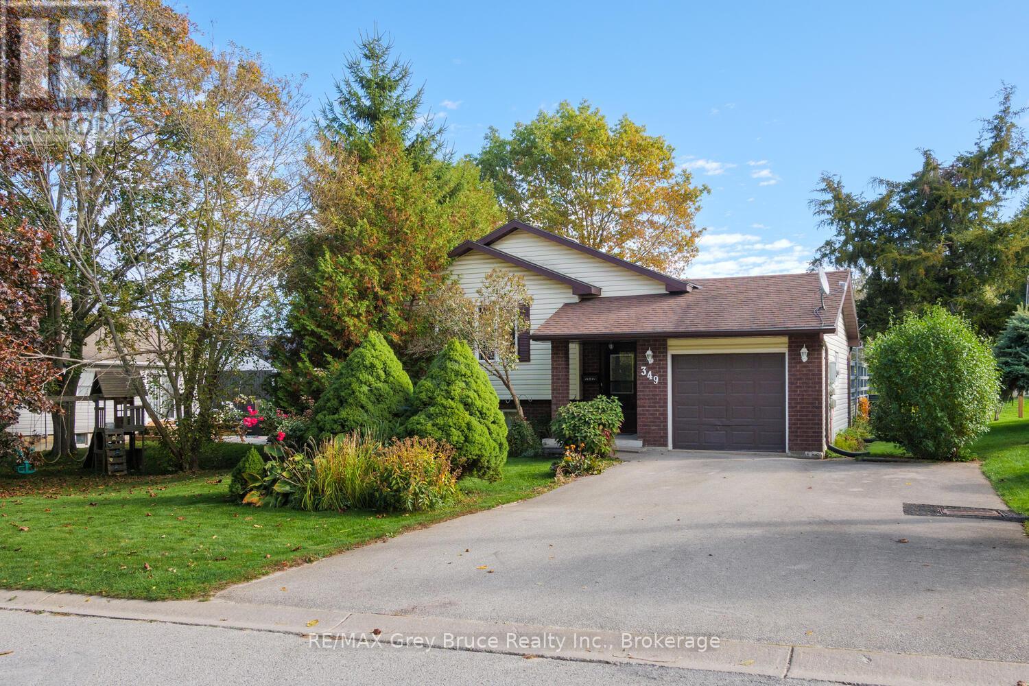 349 Taylor Street, South Bruce Peninsula, Ontario  N0H 2T0 - Photo 4 - X12472562