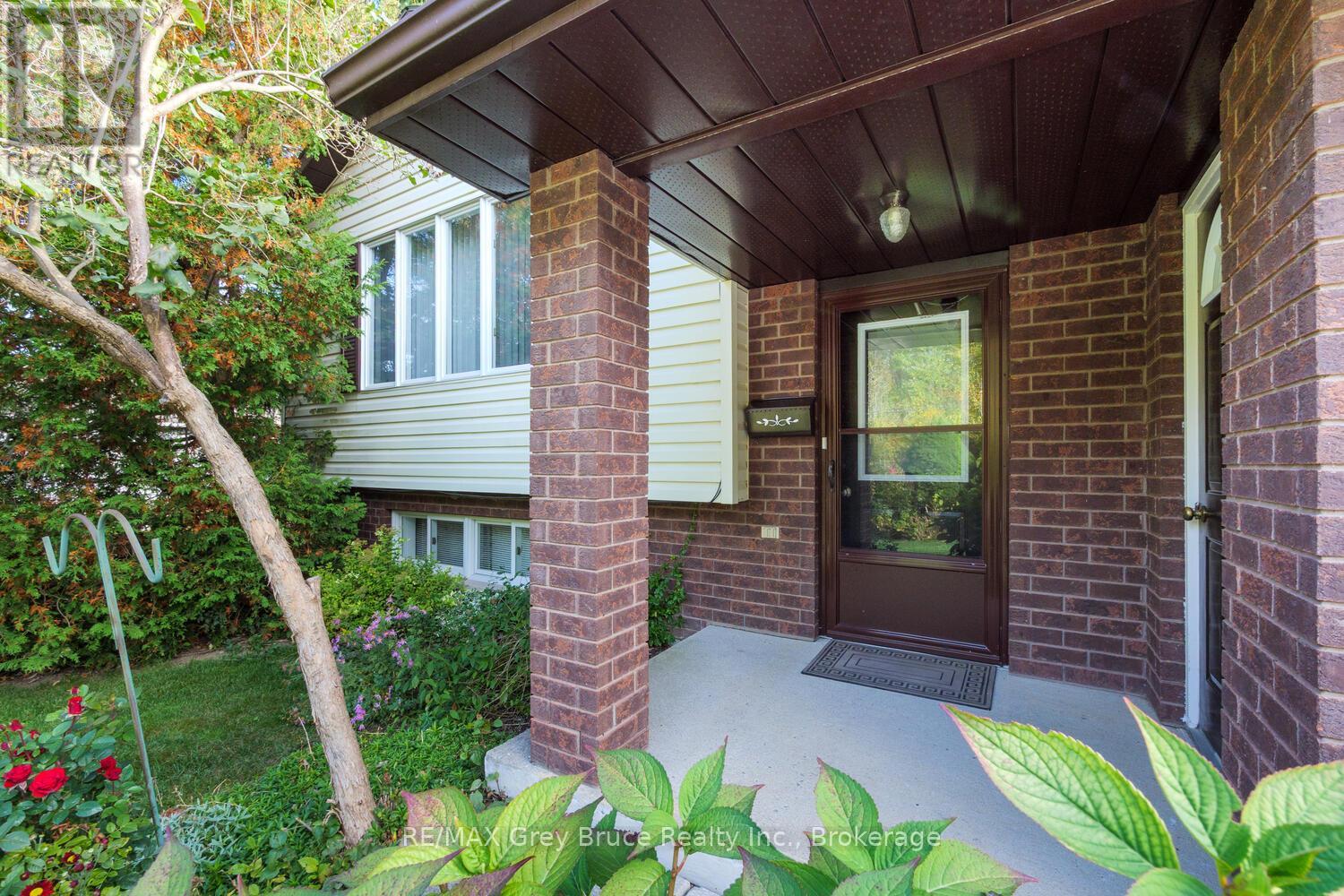349 Taylor Street, South Bruce Peninsula, Ontario  N0H 2T0 - Photo 5 - X12472562